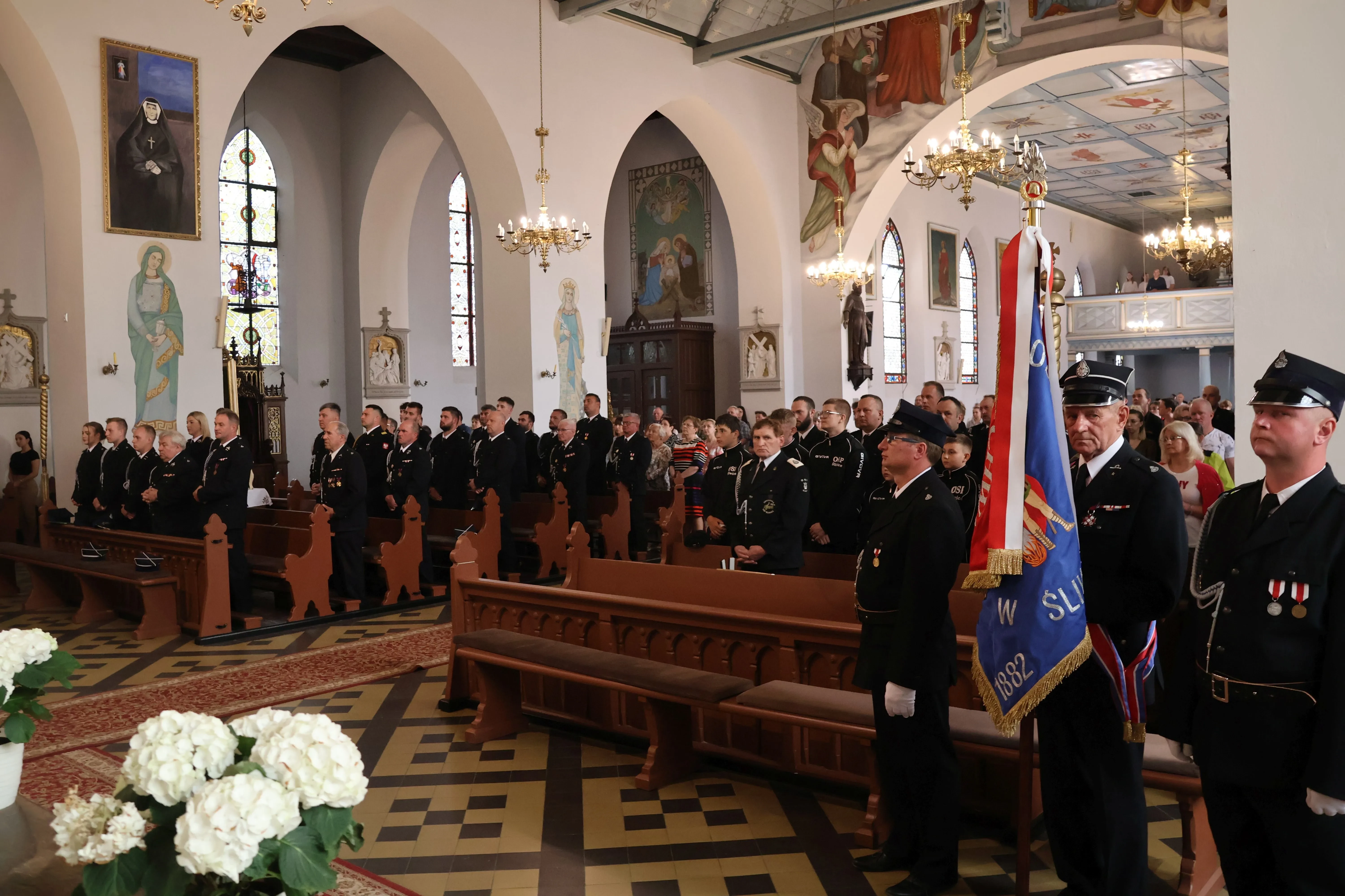strażacy stoją w kościele