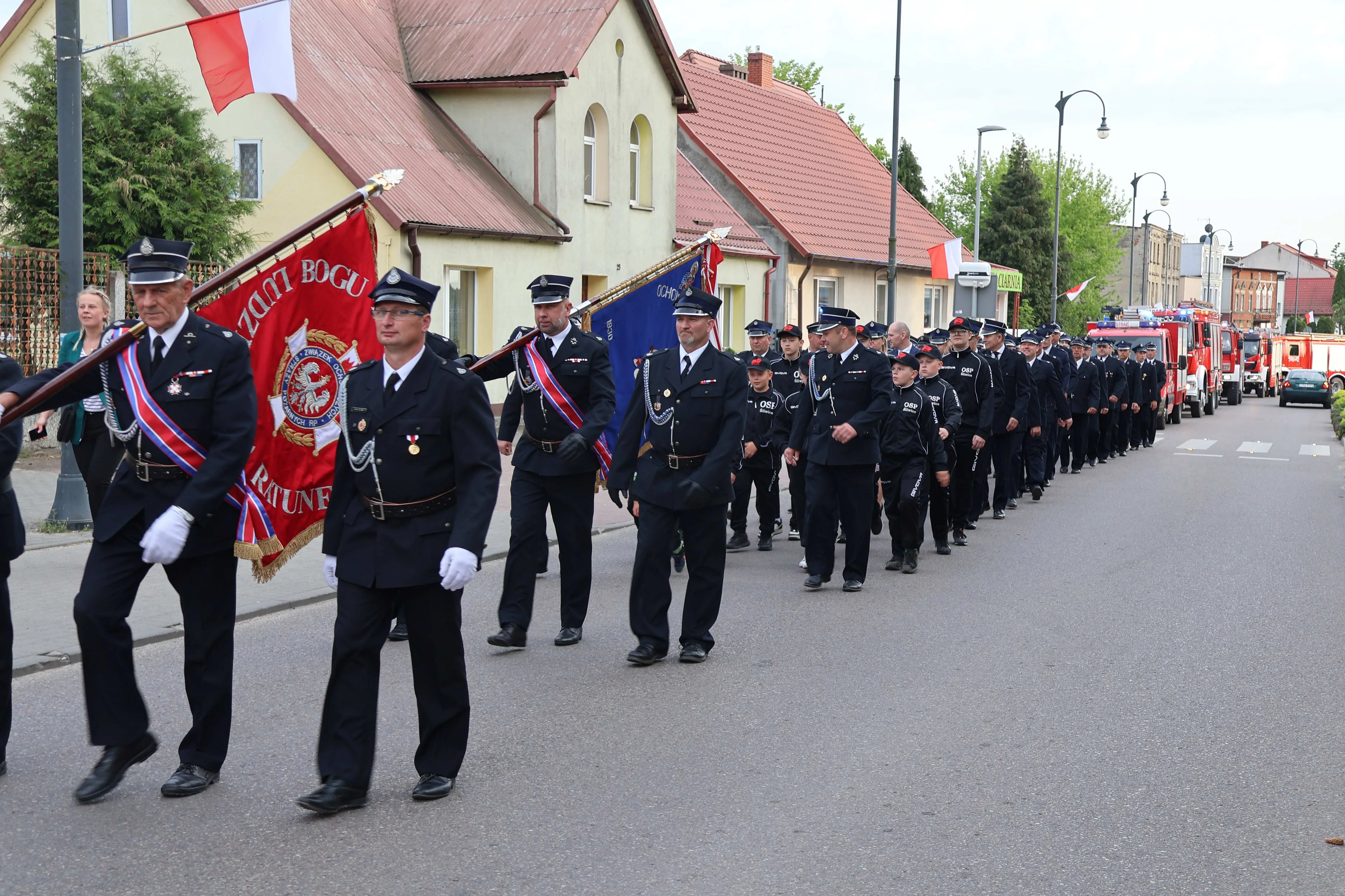 przemarsz strażaków z flagą