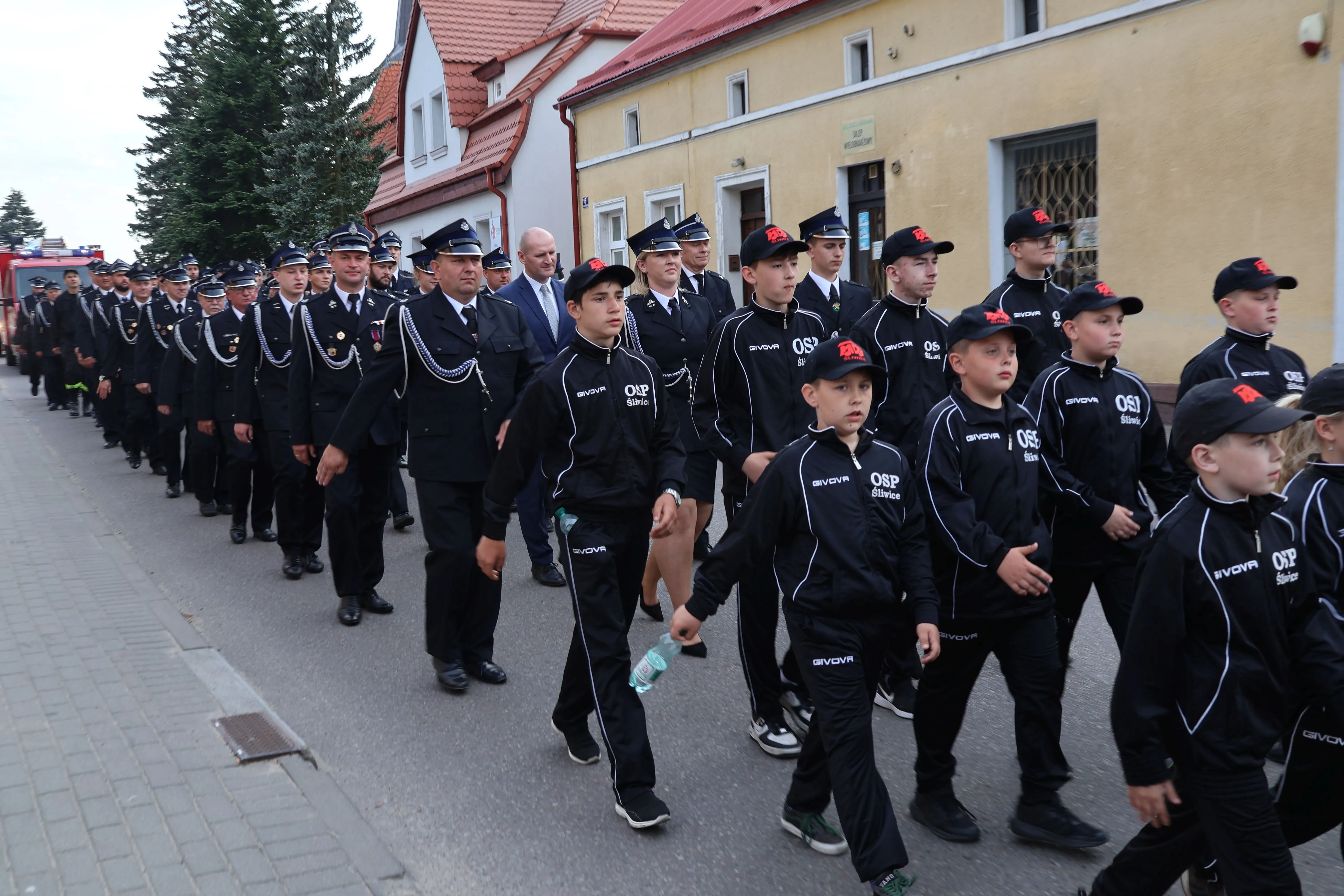 strażacy idą