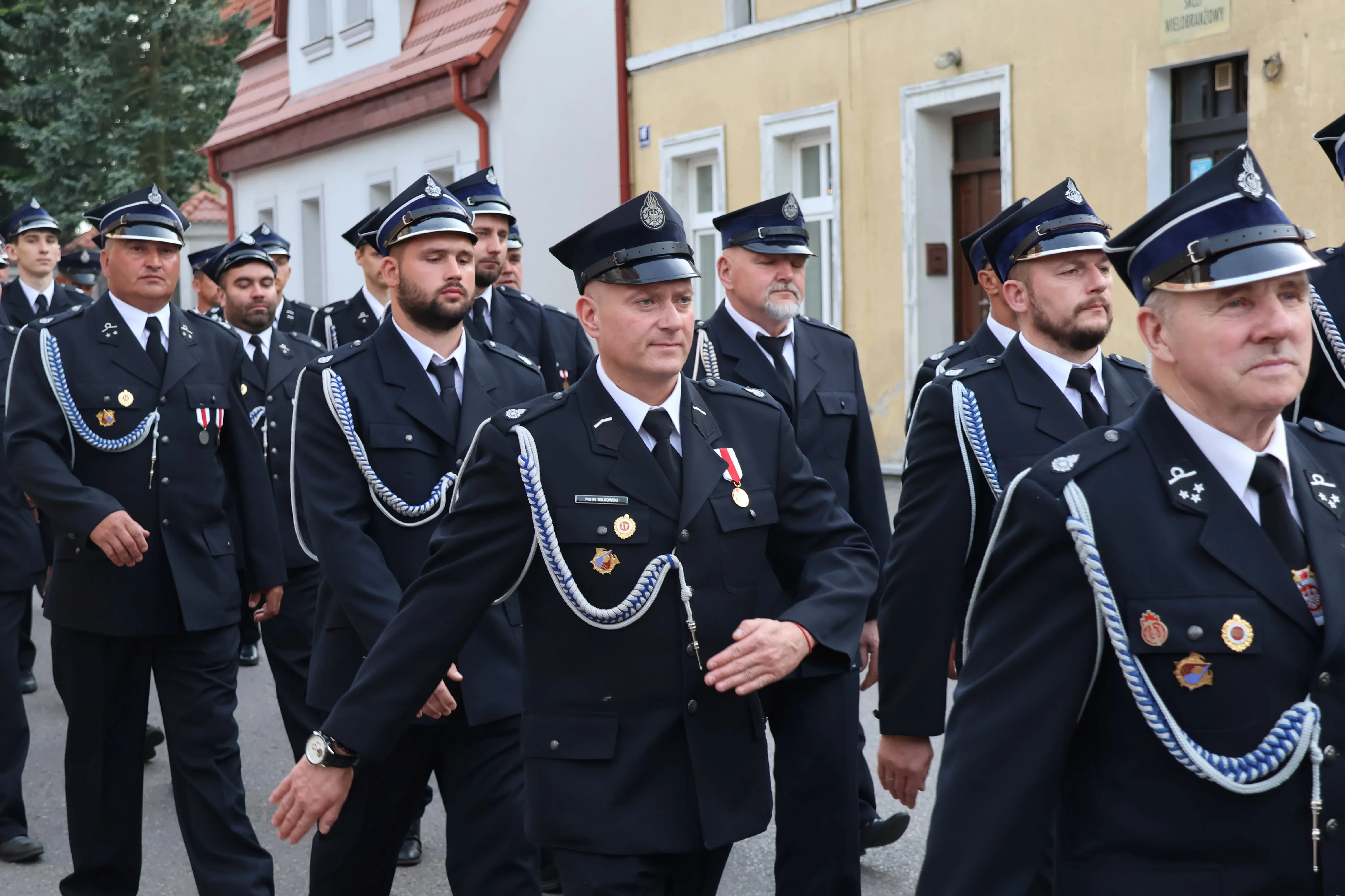 grupa strażaków idzie
