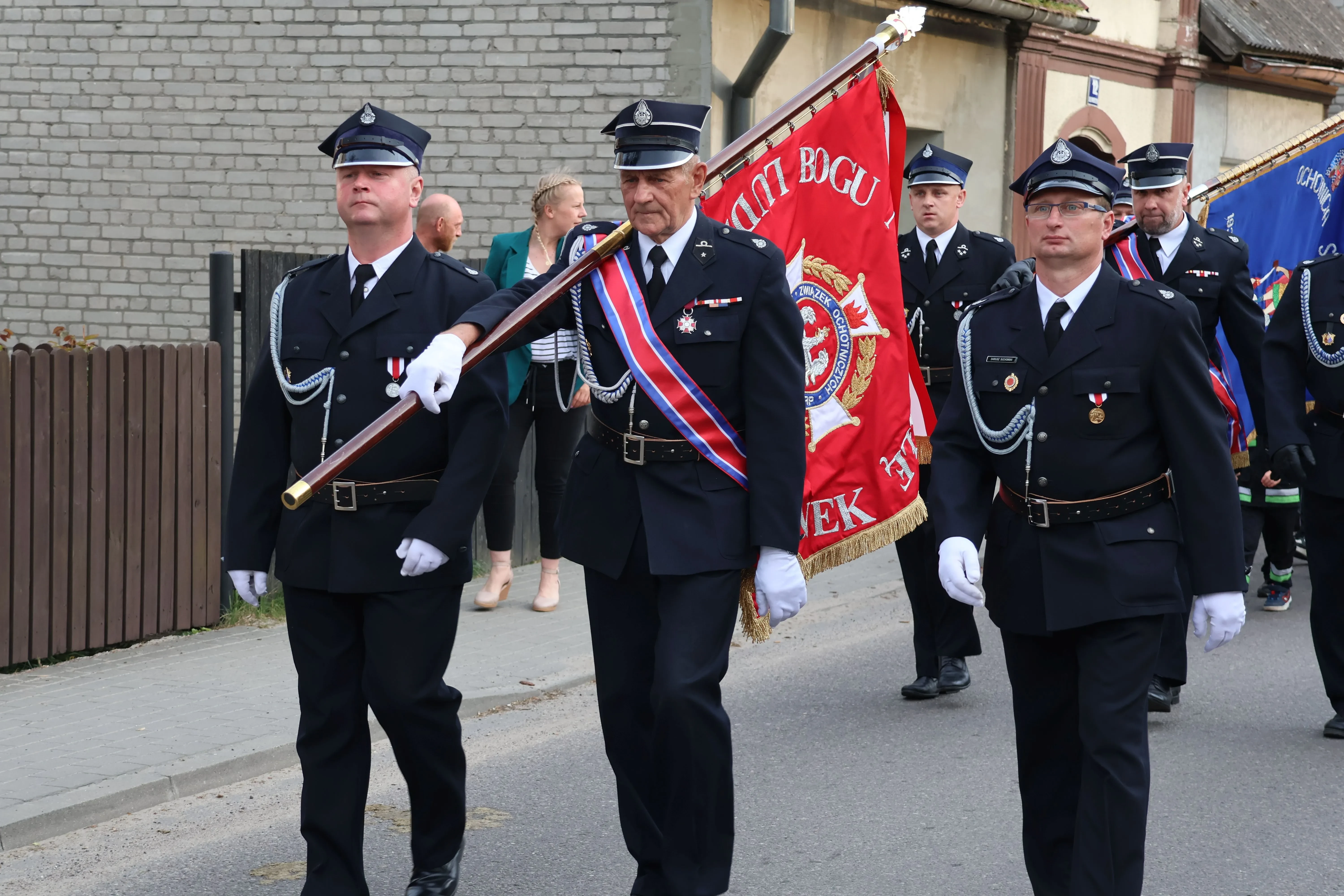 strażacy trzymają flagę