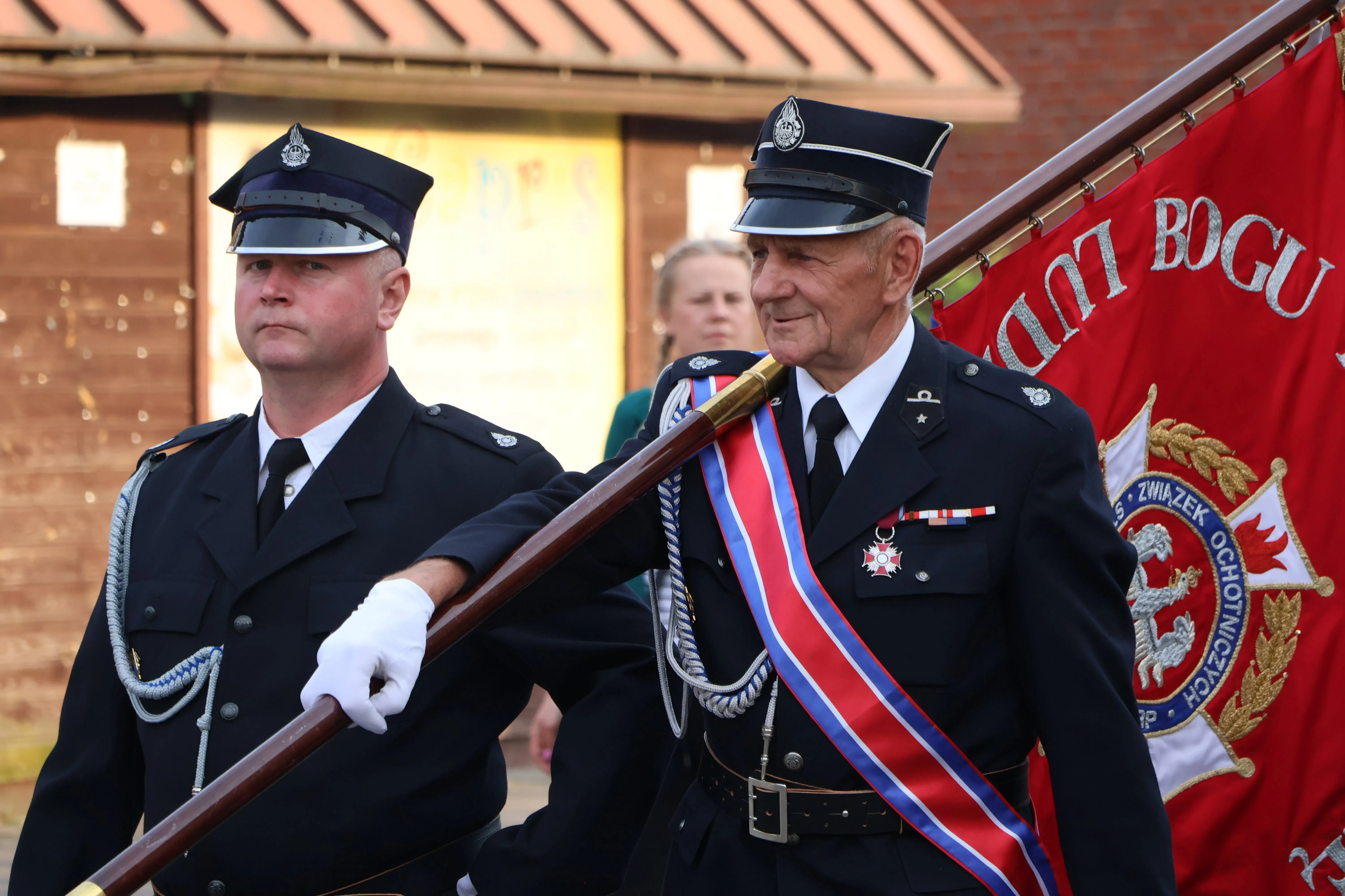 dwóch mężczyzn trzyma flagę