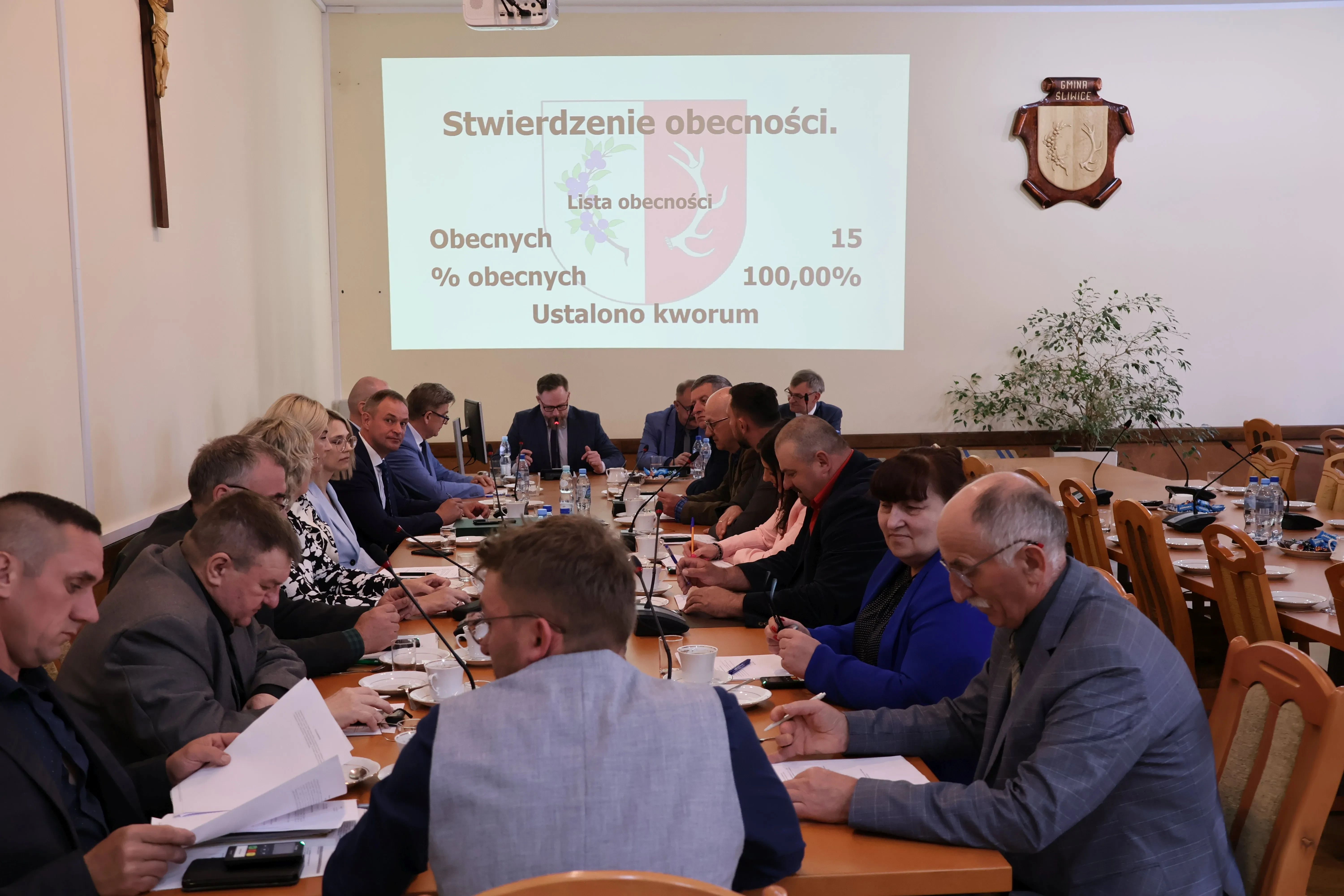 zebrani przy stole na sesji