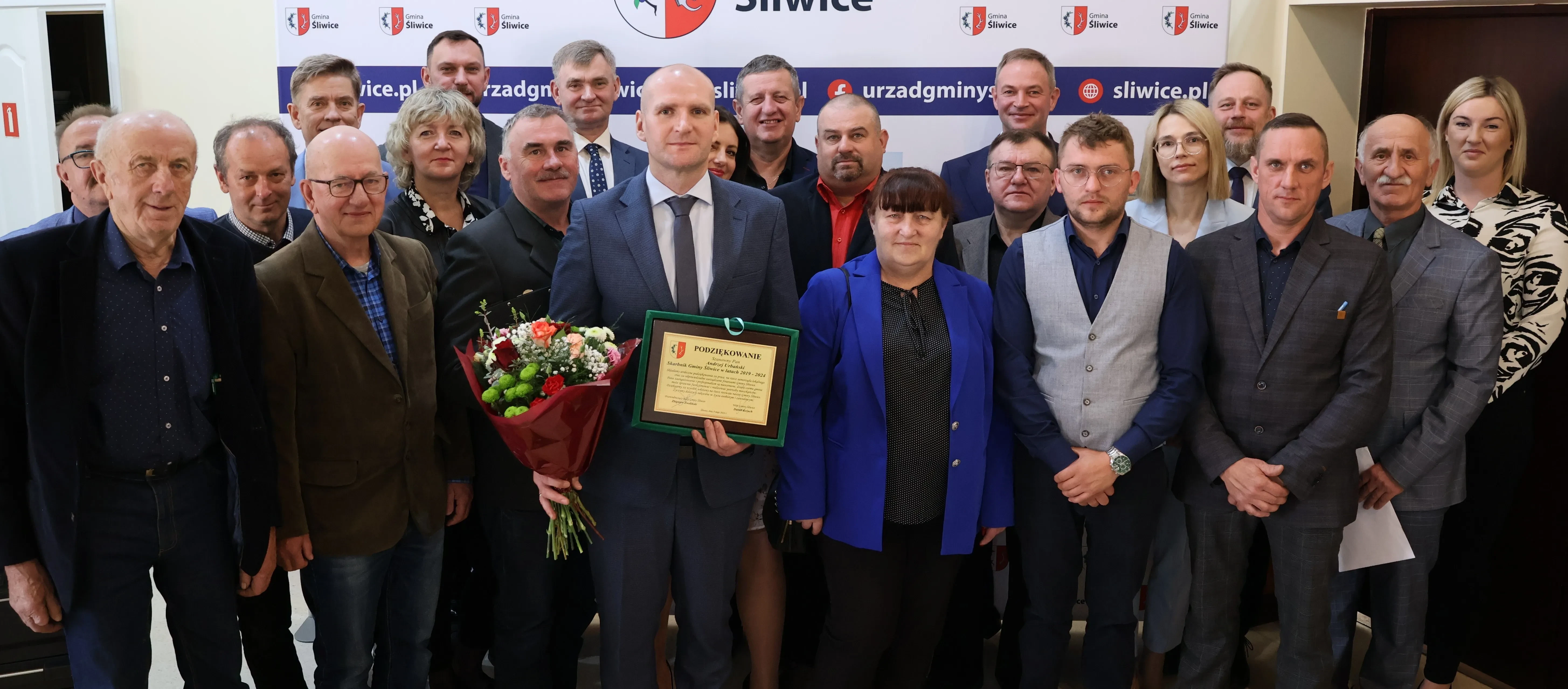 nowy starosta, nowy skarbnik, wszyscy radni, wspólne zdjęcie