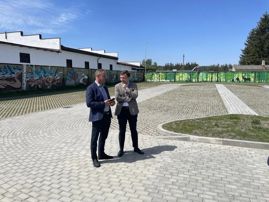 wójt oraz poseł na sejm na nowym parkingu przy gok śliwice