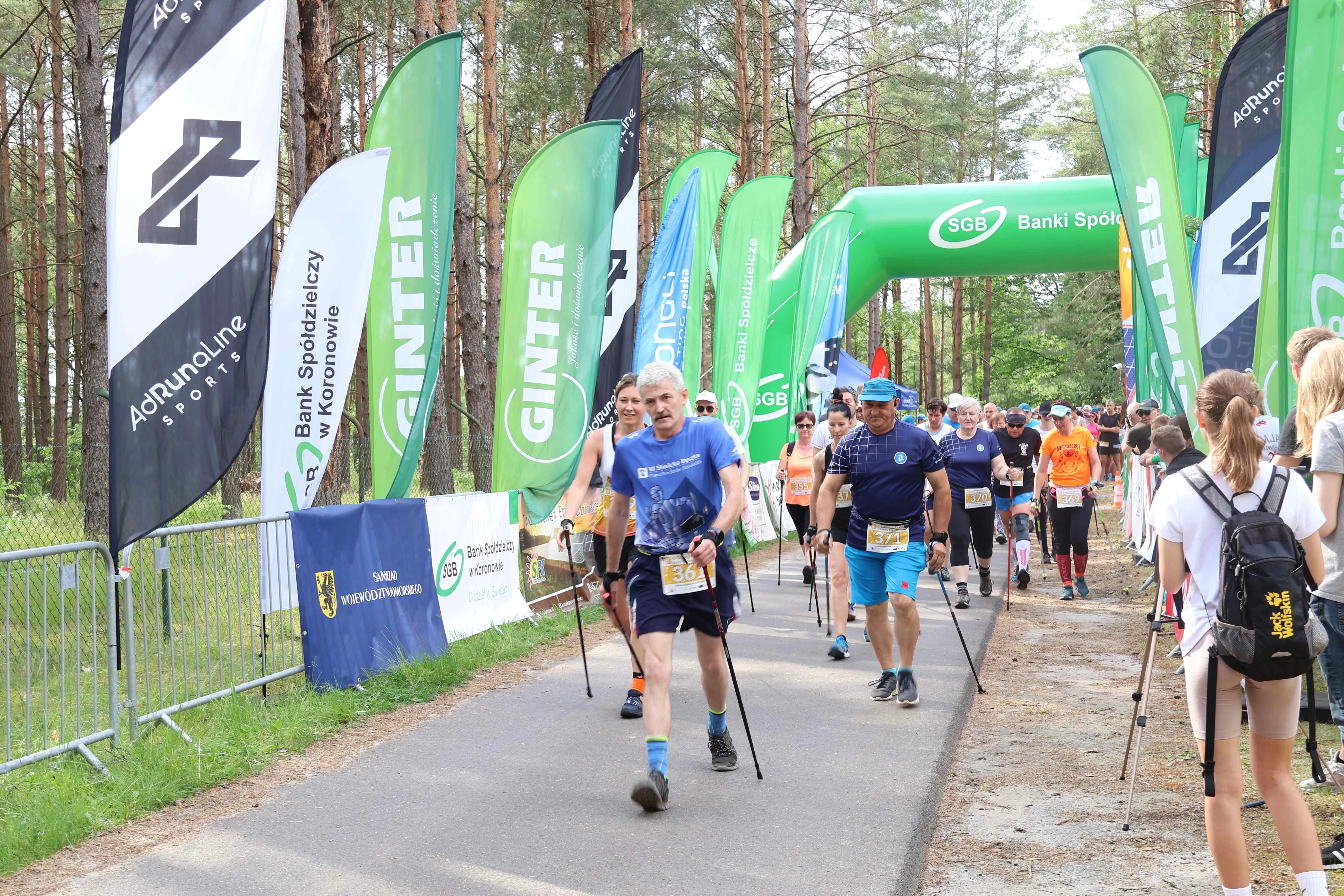 pierwsza osoba z nordic walking wysuwa się na prowadzenie