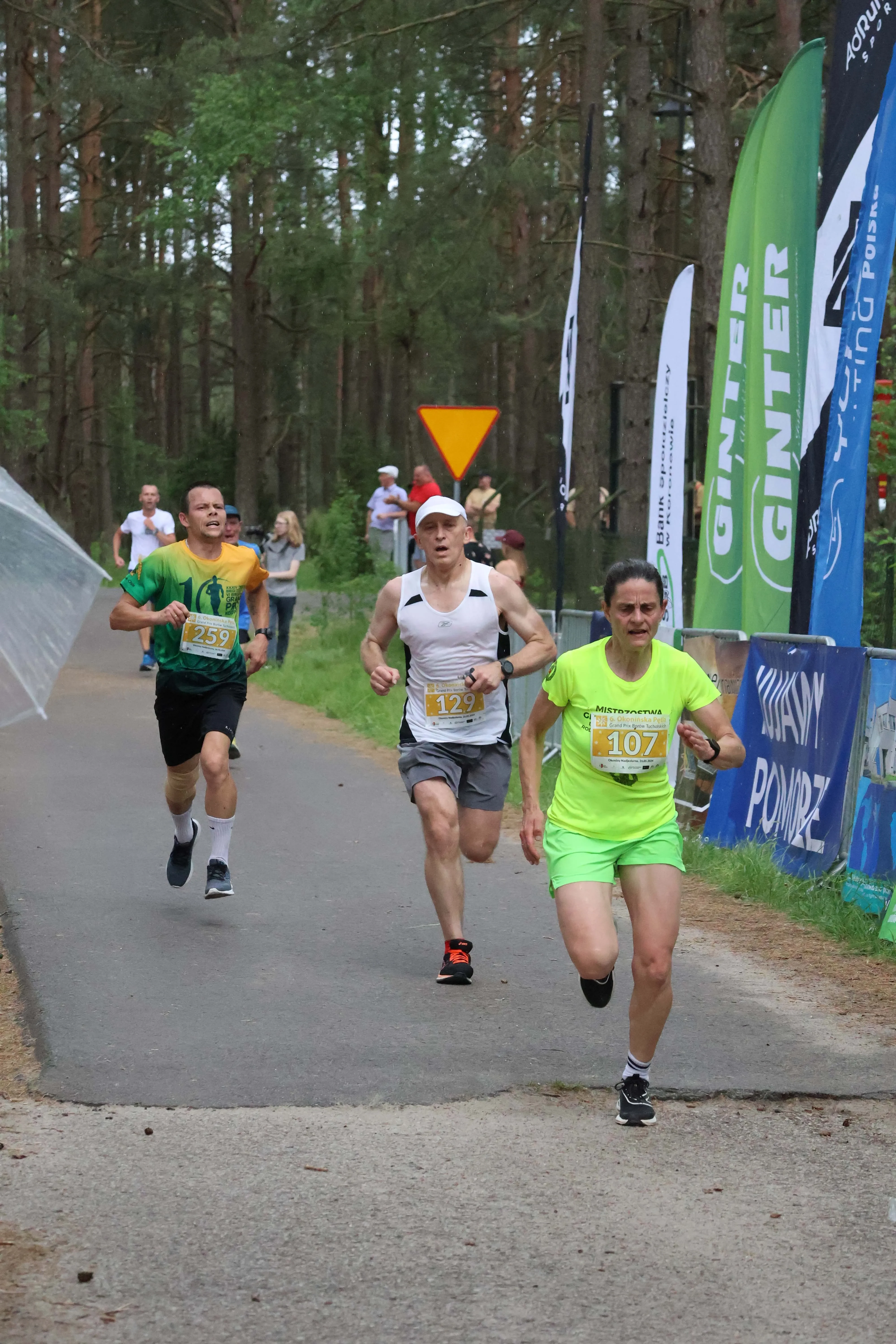 czwórka ludzi dobiega do mety