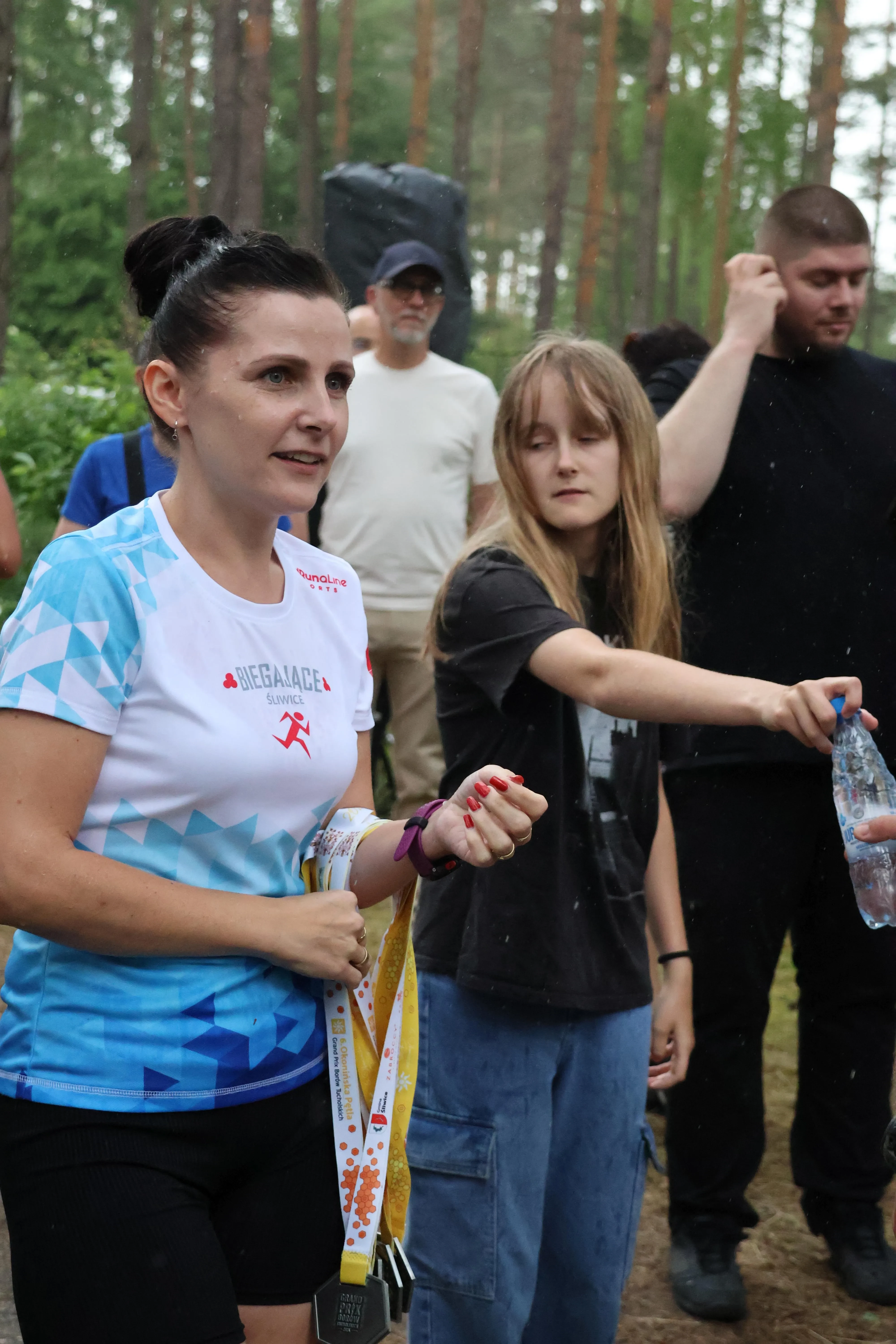 wolontariuszki czekają na mecie z medalami
