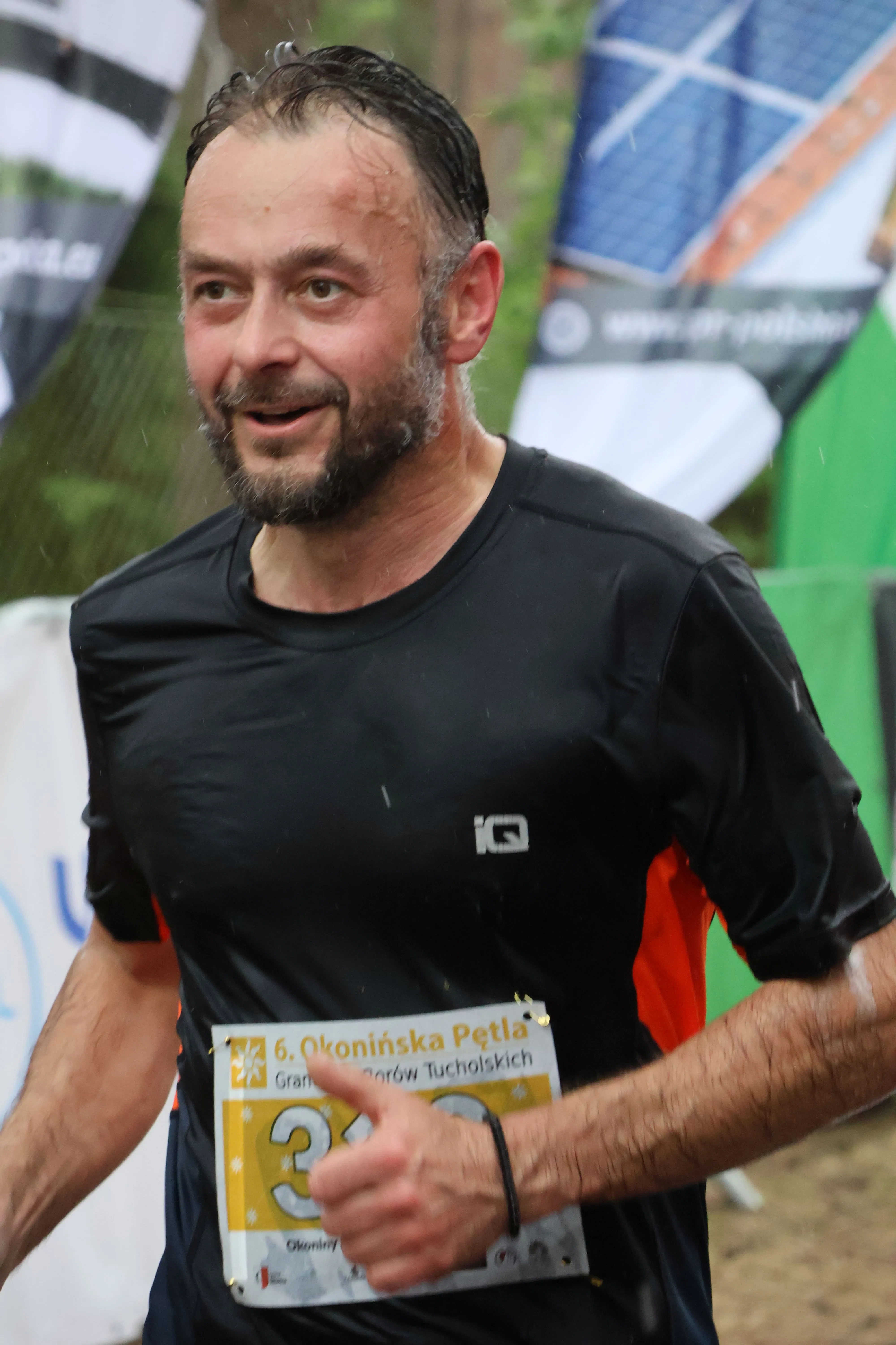 zawodnik w czarnej koszulce