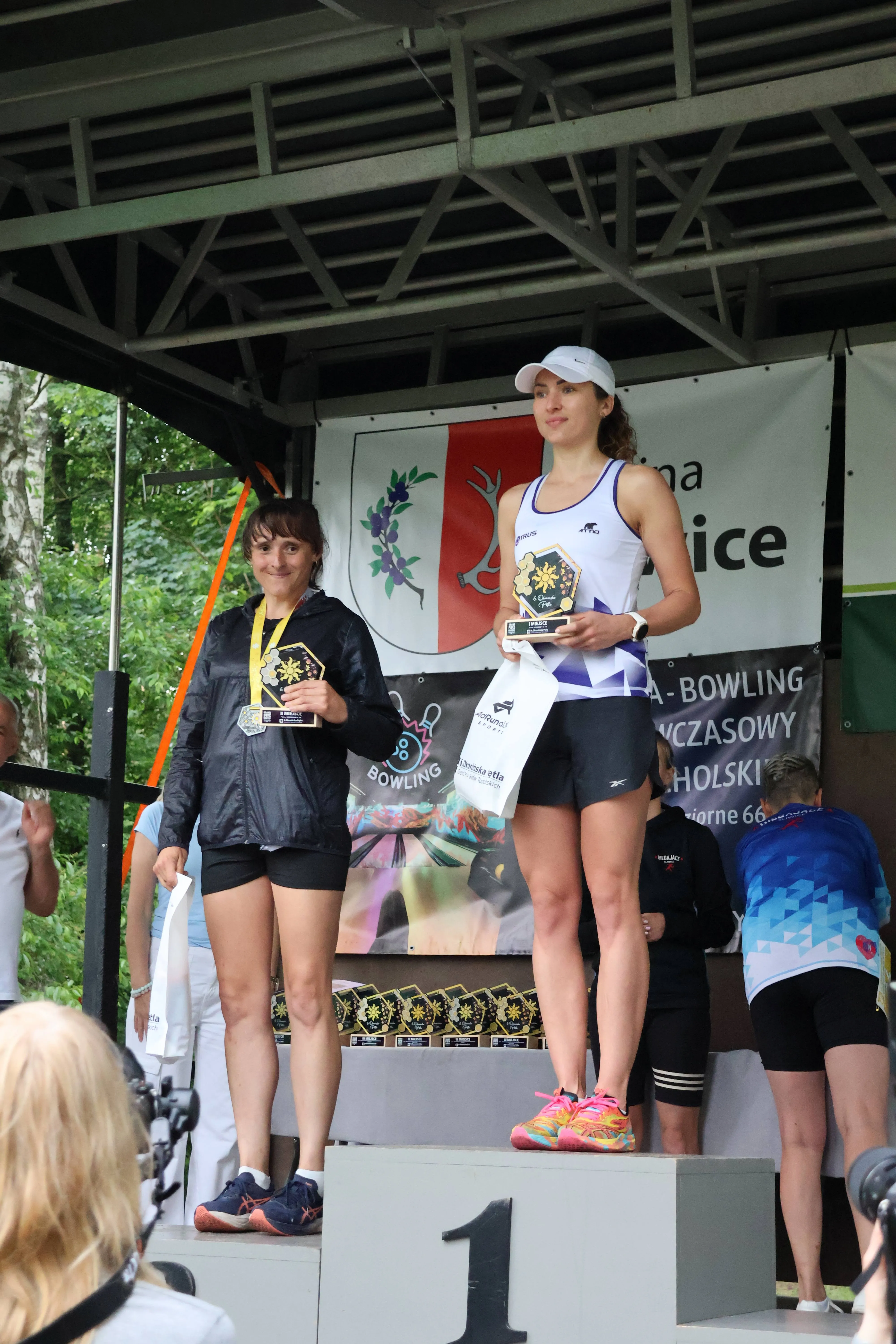 zawodnicy na podium