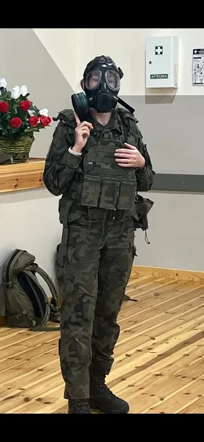 pani w wojskowym stroju z maską