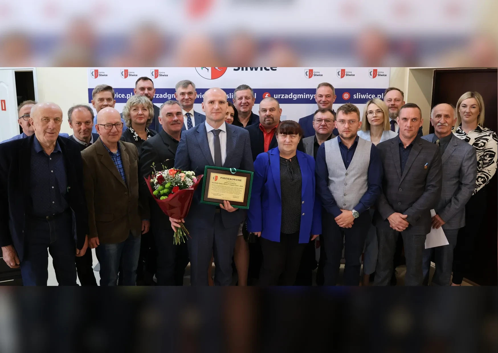 wspólne zdjęcie nowego starosty tucholskiego wraz z radnymi 