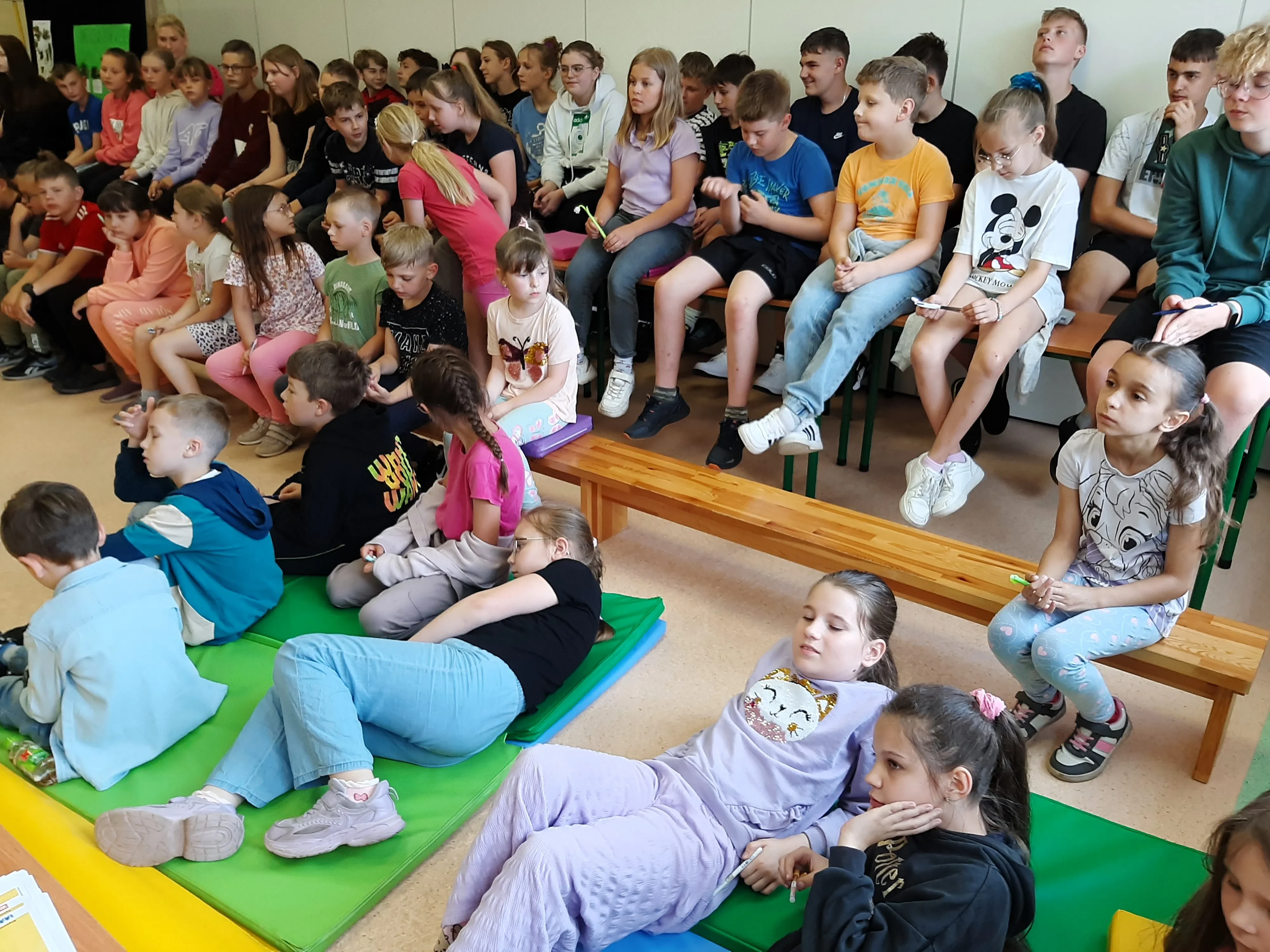 dzieci słuchają