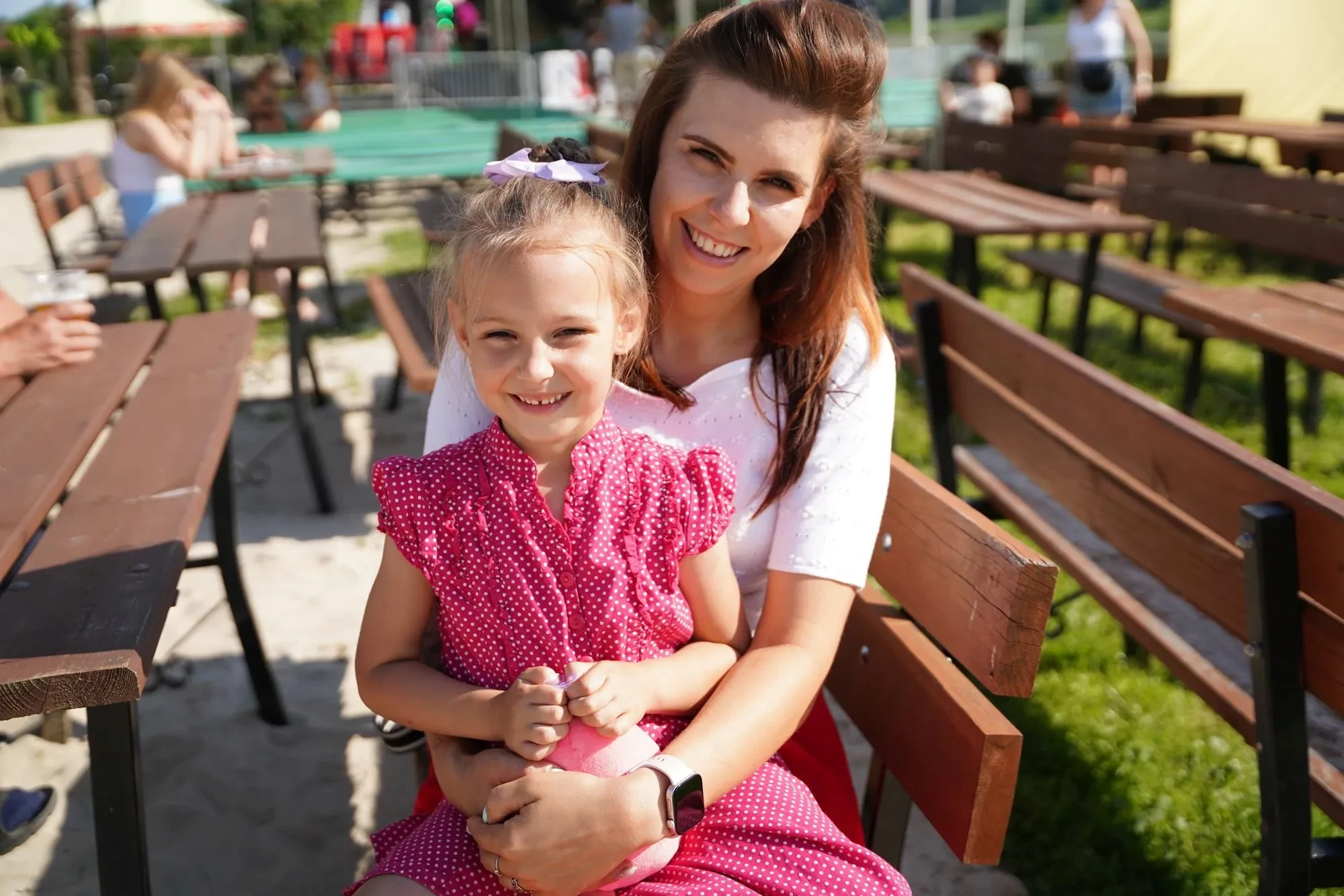 kobieta z dziewczynką na ławce