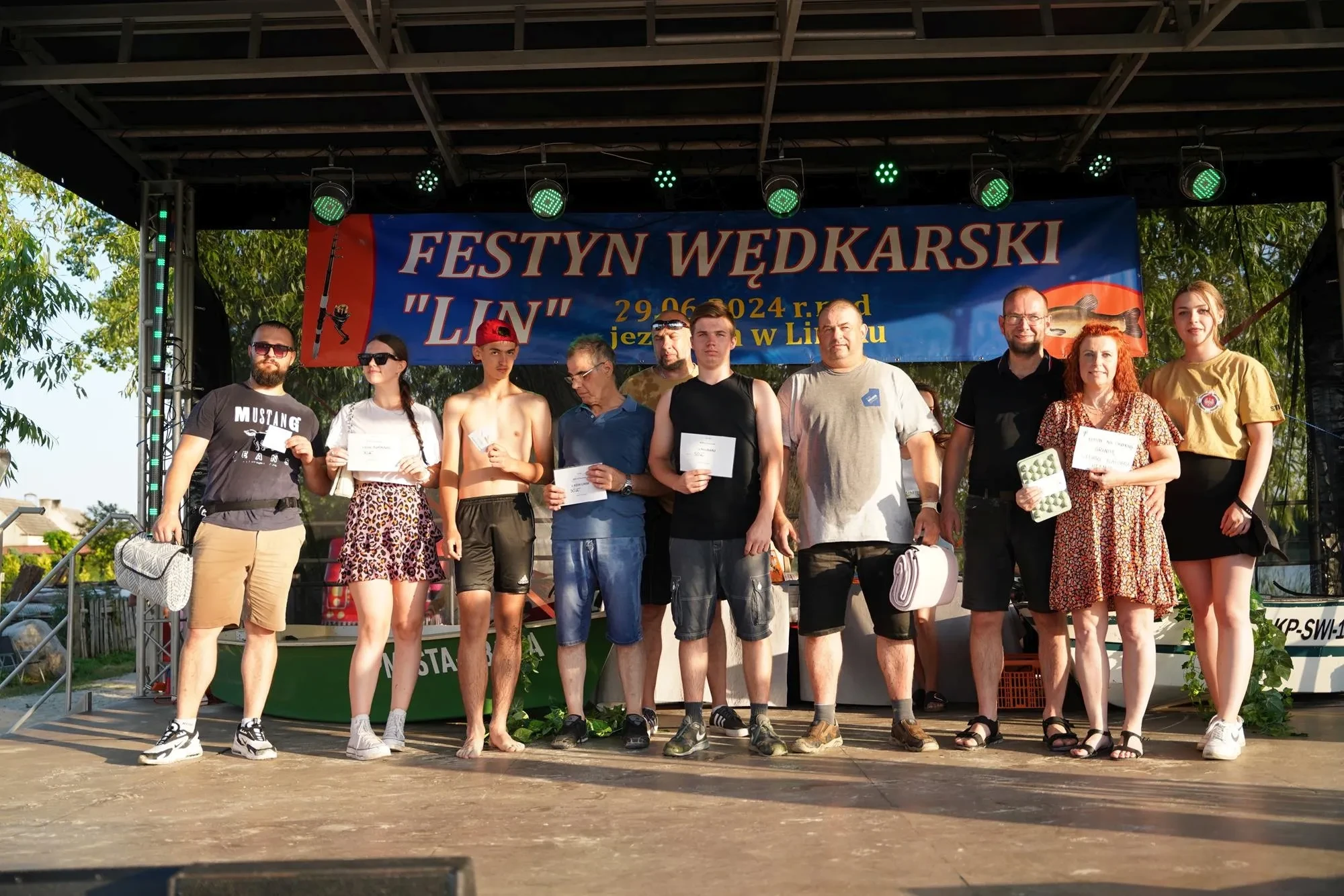 wręczenie nagród za udział w konkursie strażackim