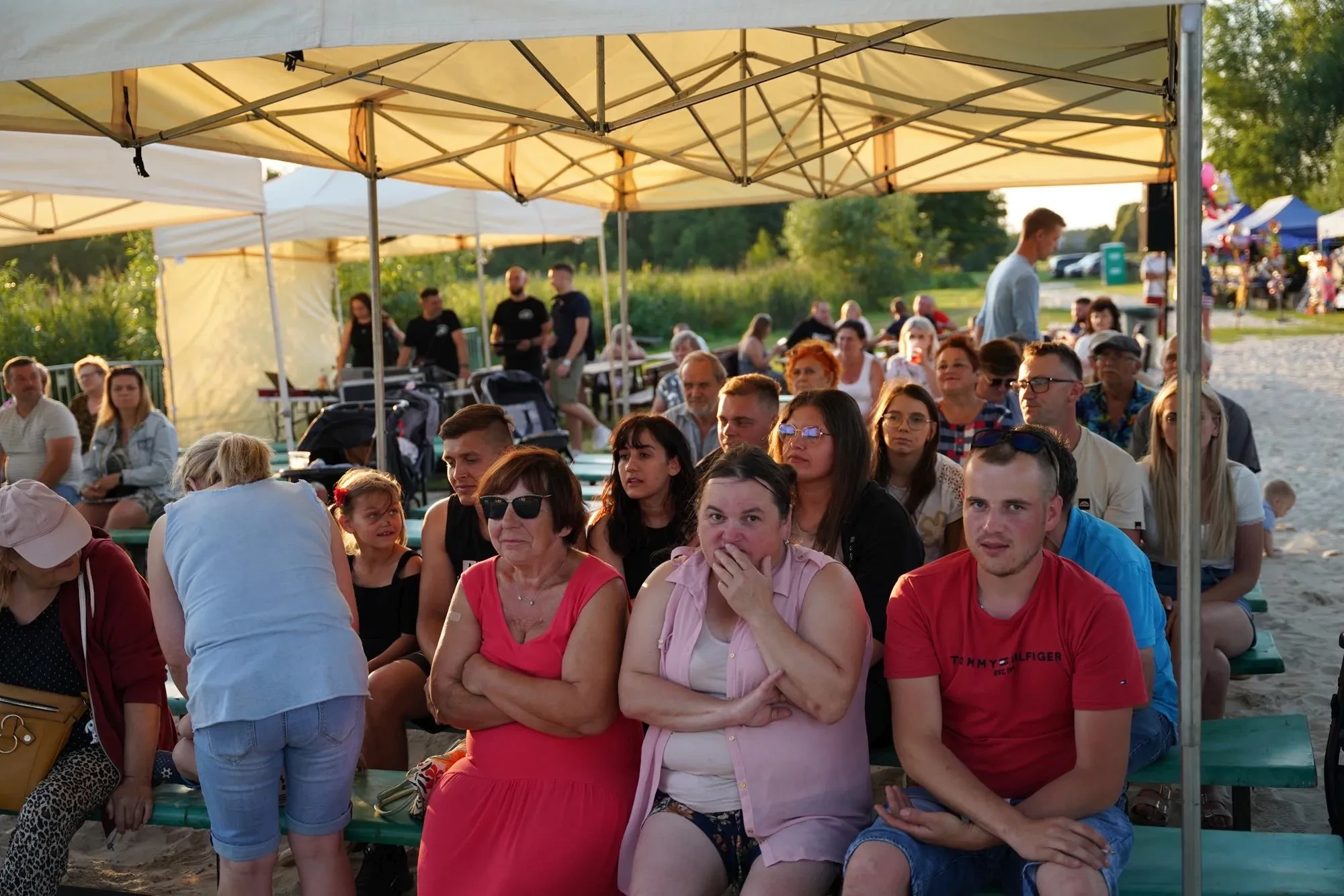 zebrani pod namiotami