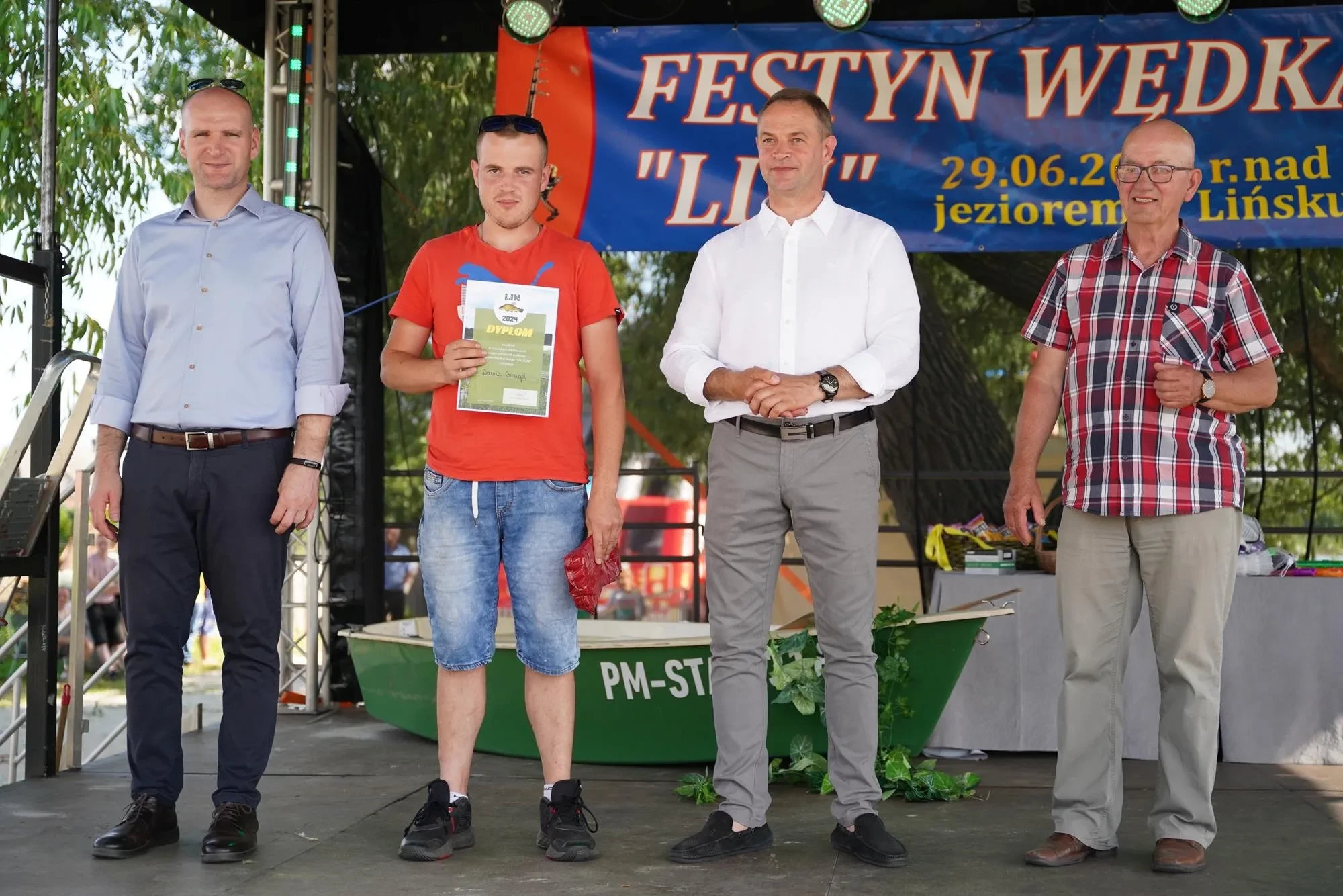 mężczyzna z dyplomem za udział