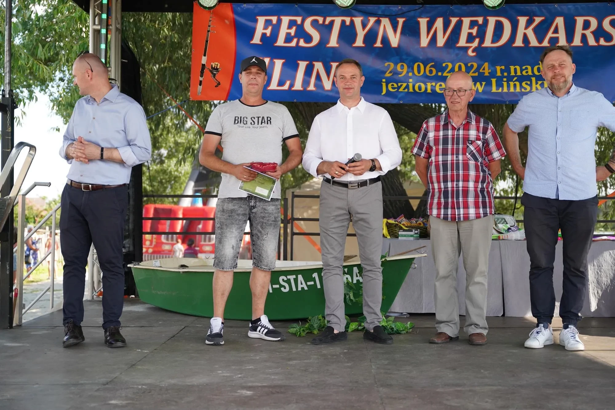 wręczenie dyplomu za udział