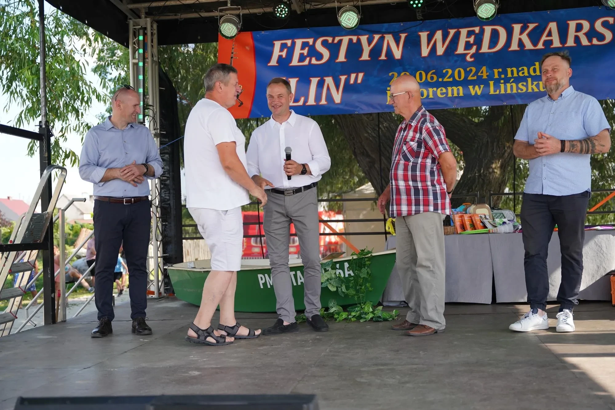 wręczenie dyplomu za udział