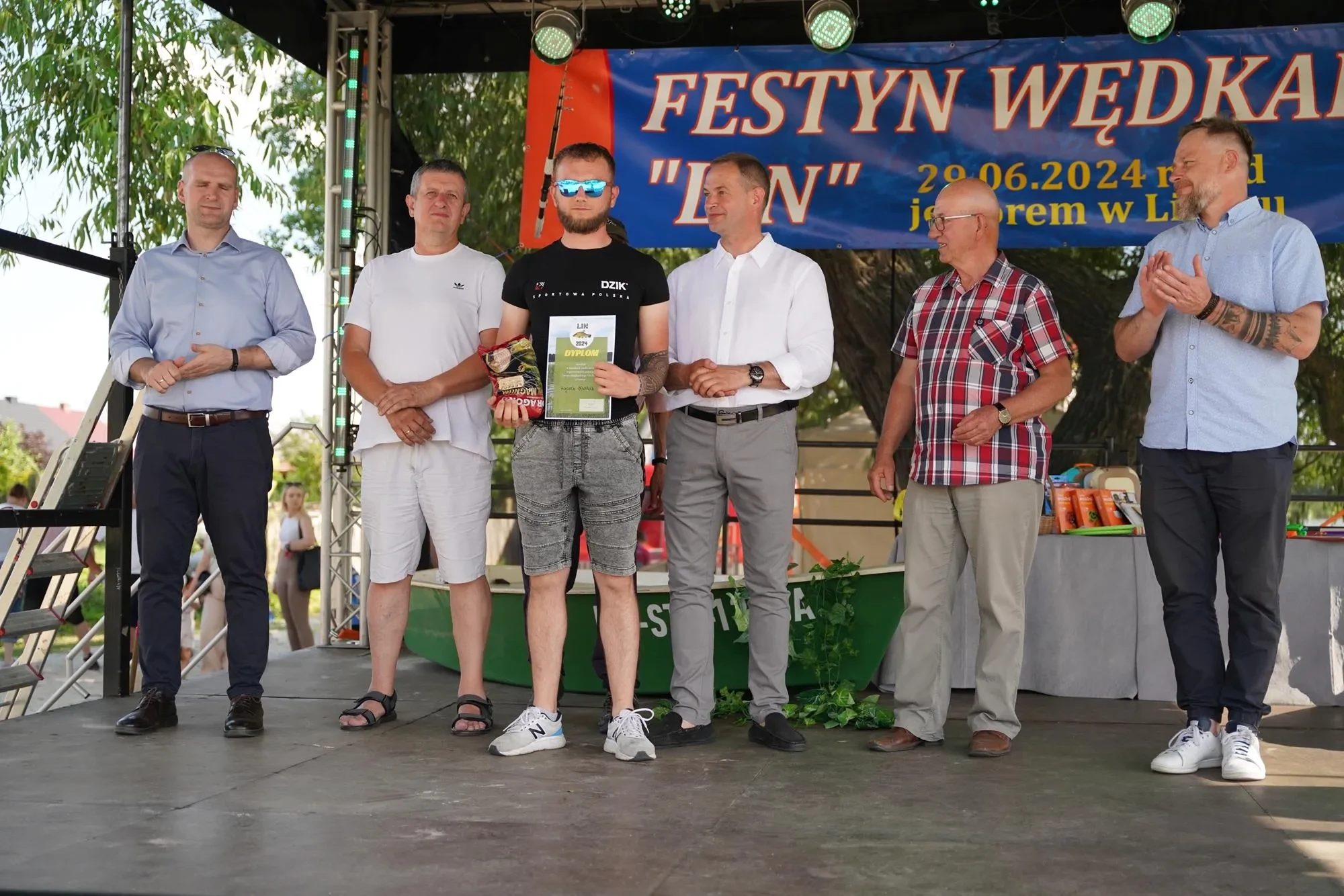 wręczenie dyplomu za udział, mężczyzna okularach