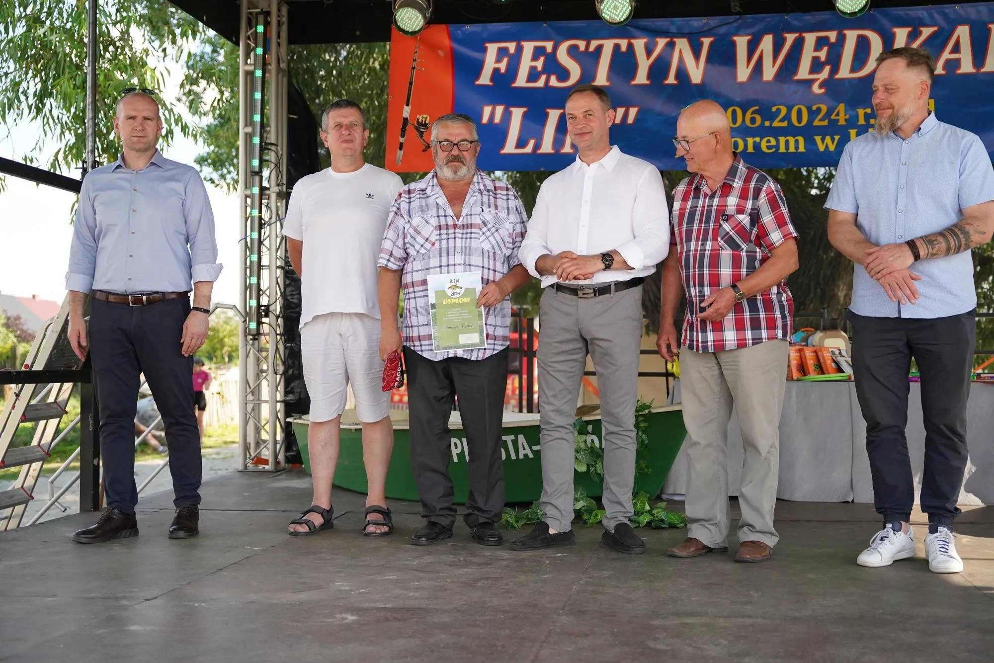mężczyzna z dyplomem na scenie