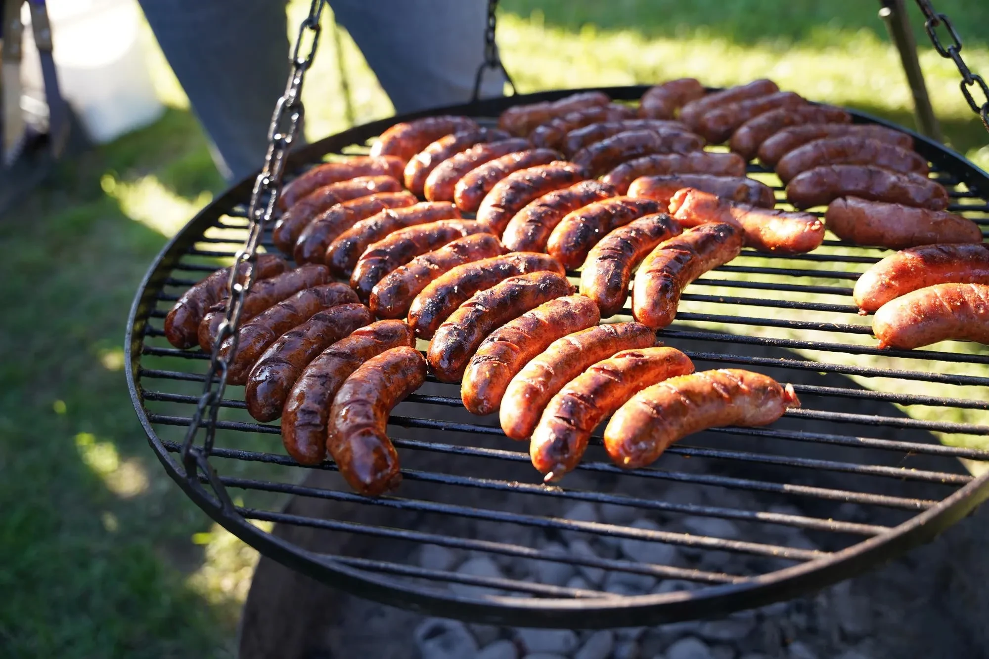 kiełbaski na grillu