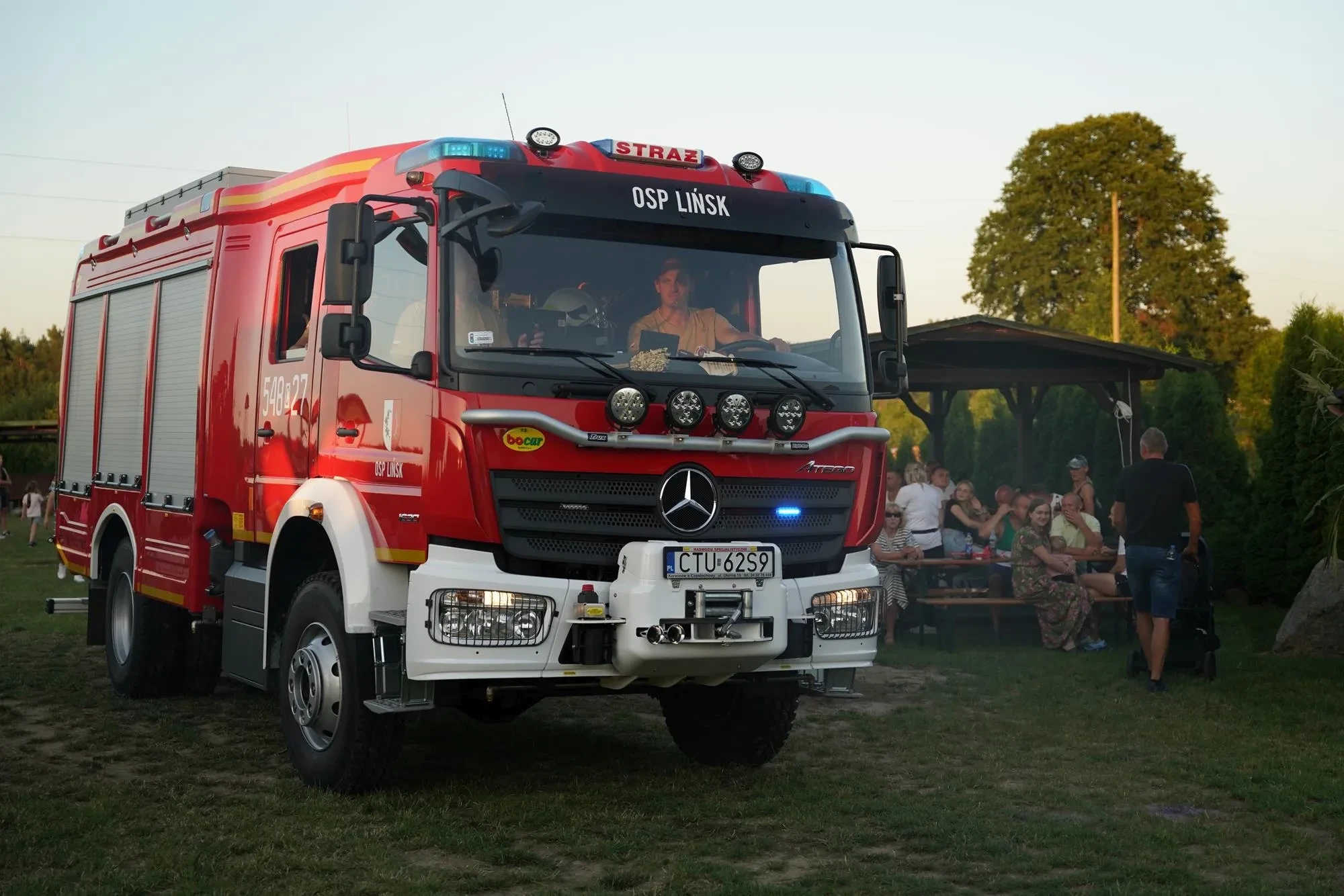 wóz strażacki wyjeżdża z placu imprezy