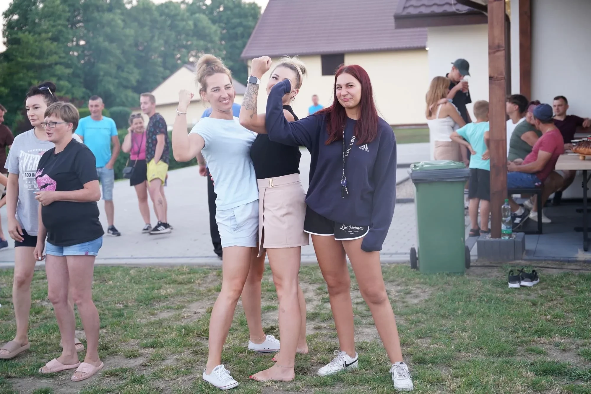 kobiety pokazują swoje bicepsy