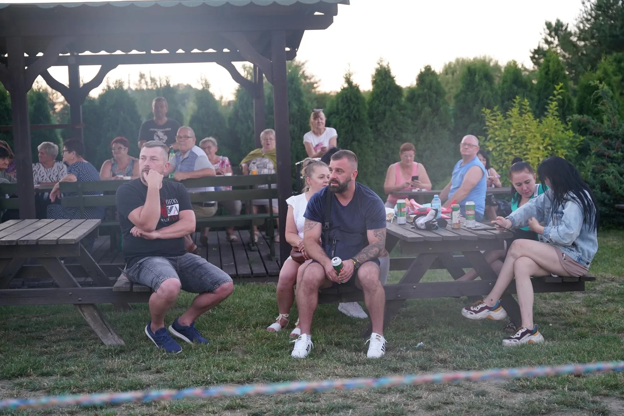 ludzie obserwują na ławce