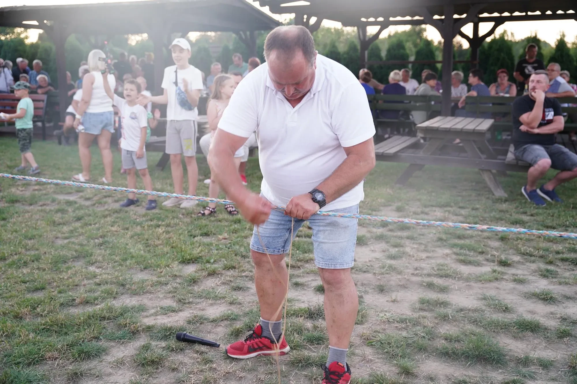 sołtys ustawia środek liny