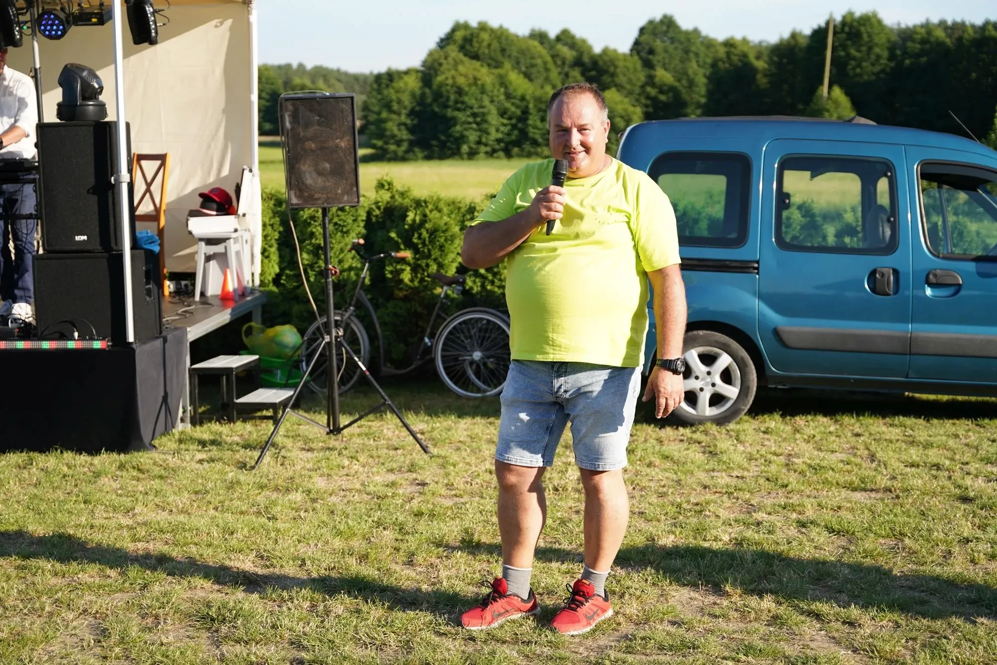 sołtys mówi do mikrofonu