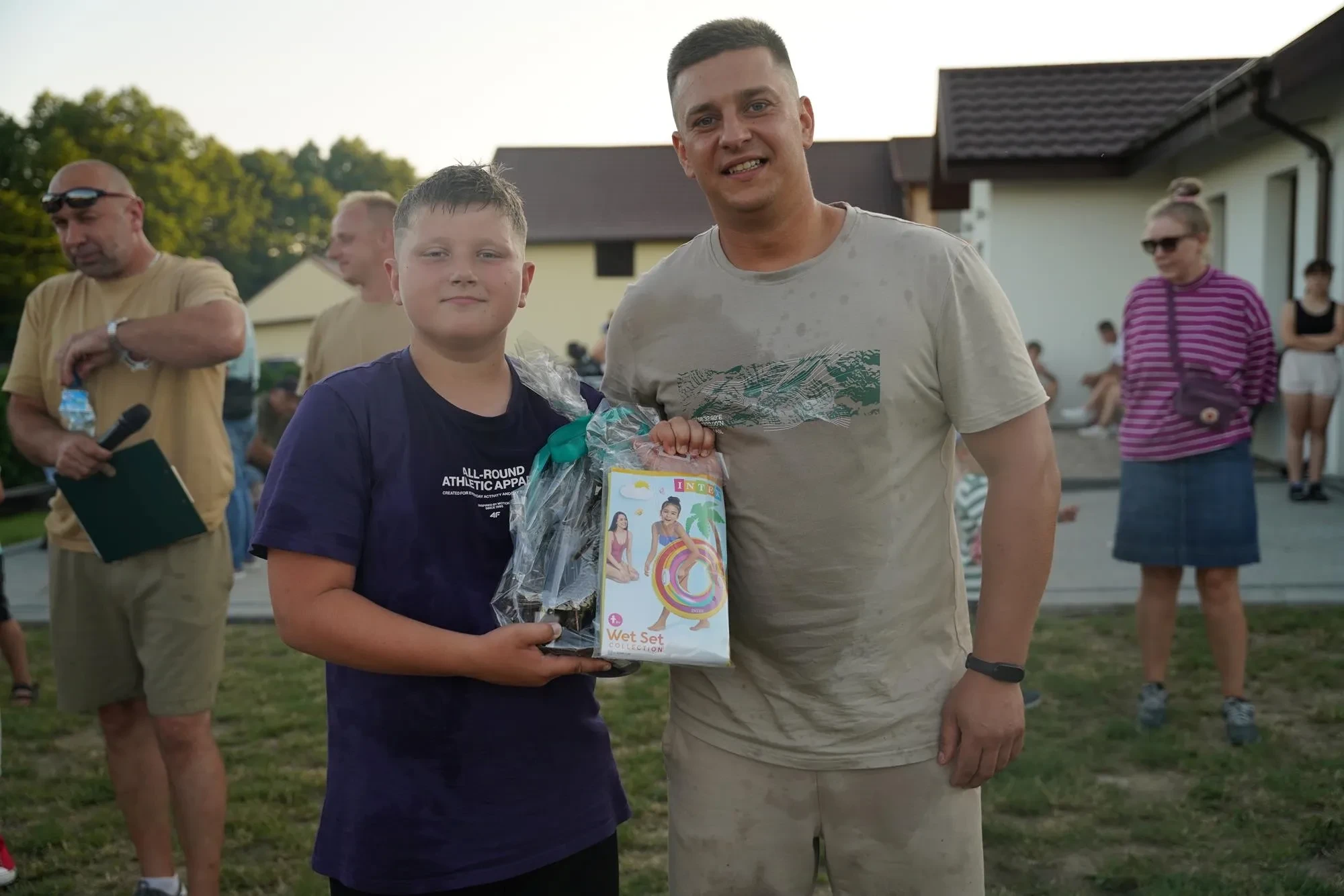 mężczyzna i chłopiec z nagrodą