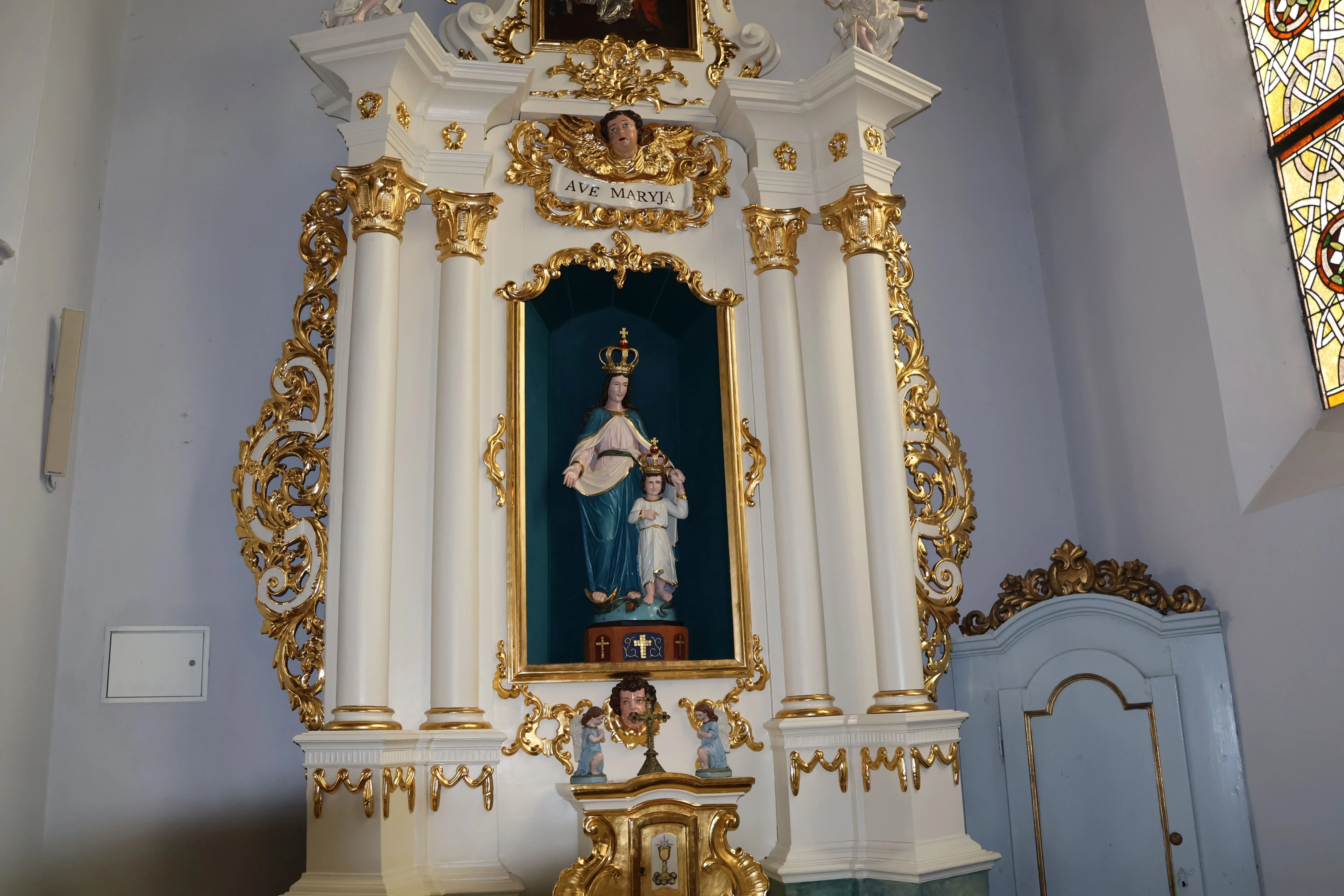 ołtarz boczny figurka z bliska