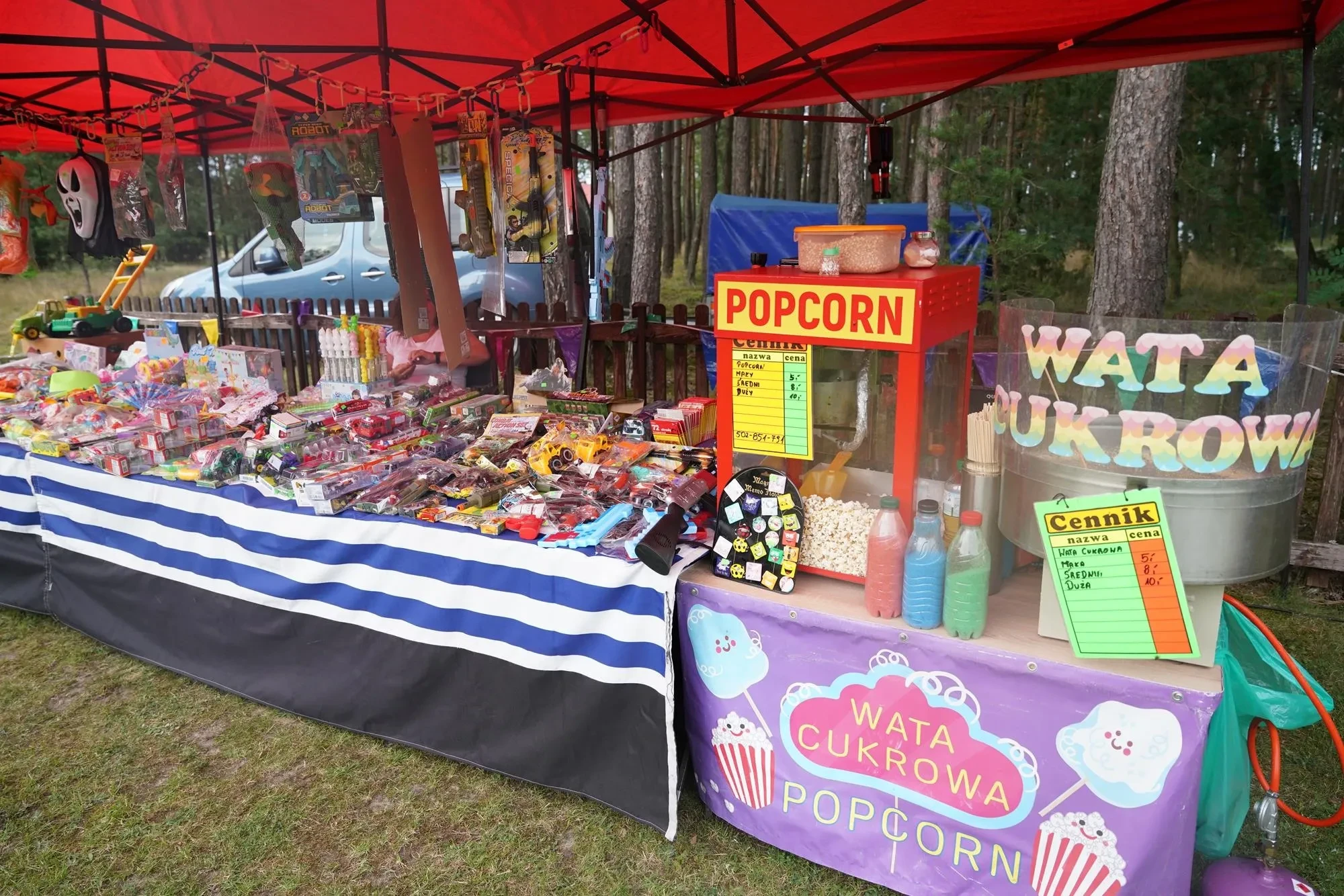 stoisko z watą cukrową i popcornem