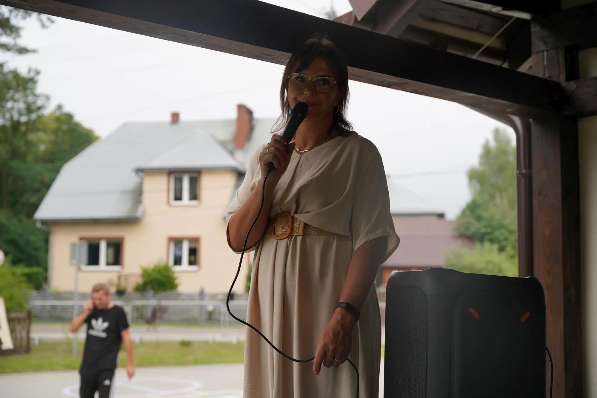 pani sołtys mówi do mikrofonu