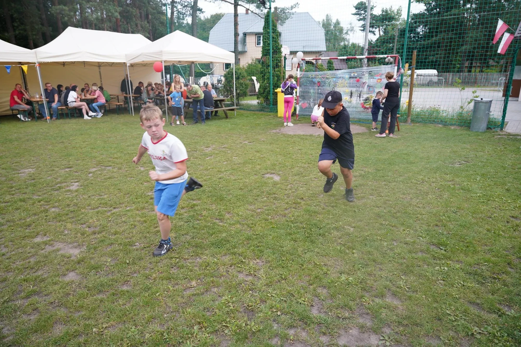 dzieci biegają
