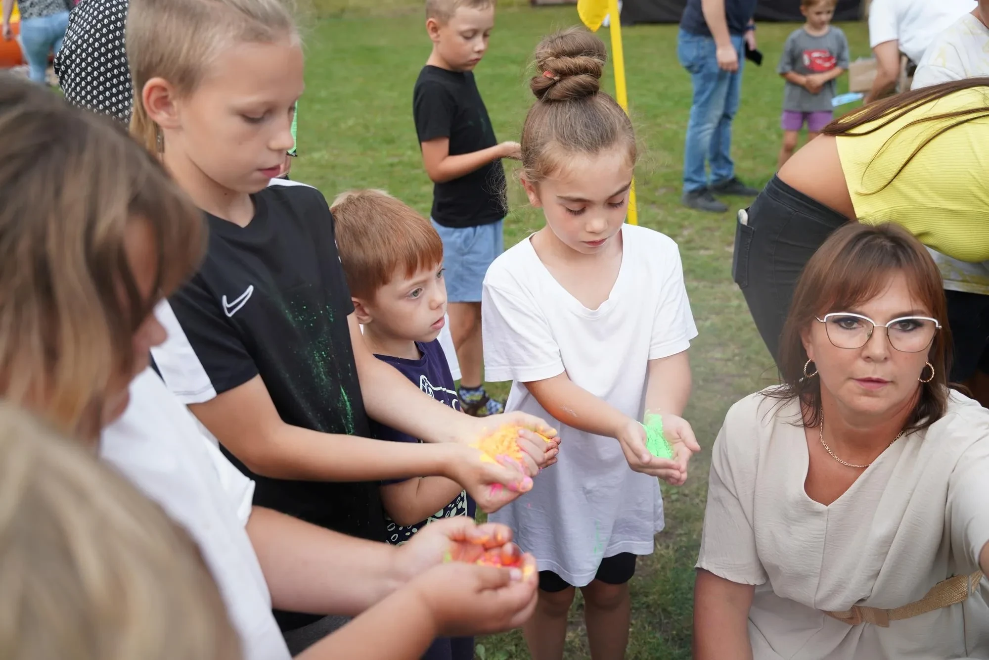 nasypywanie proszku holi do rąk