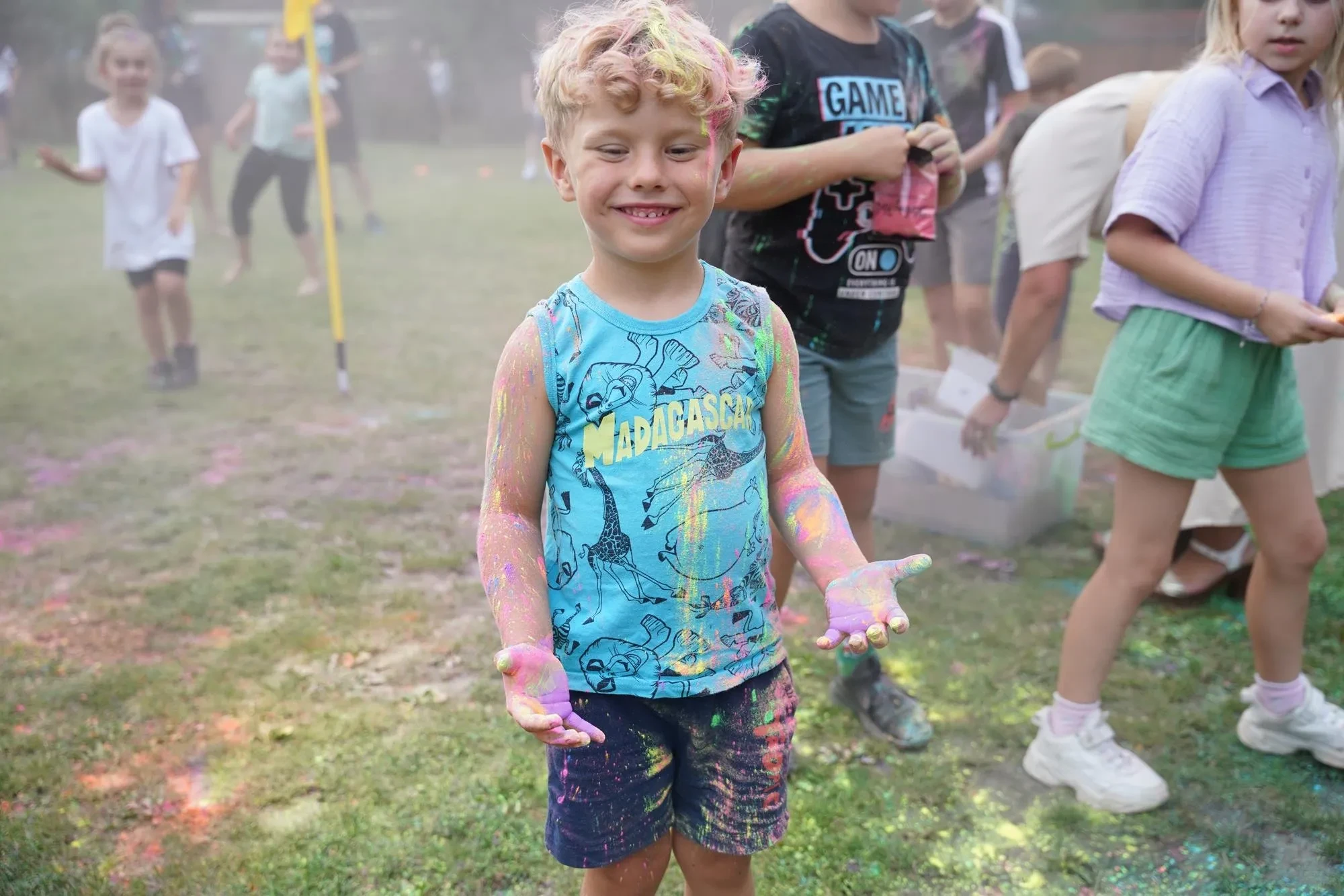 dziecko ubrudzone od proszku holi