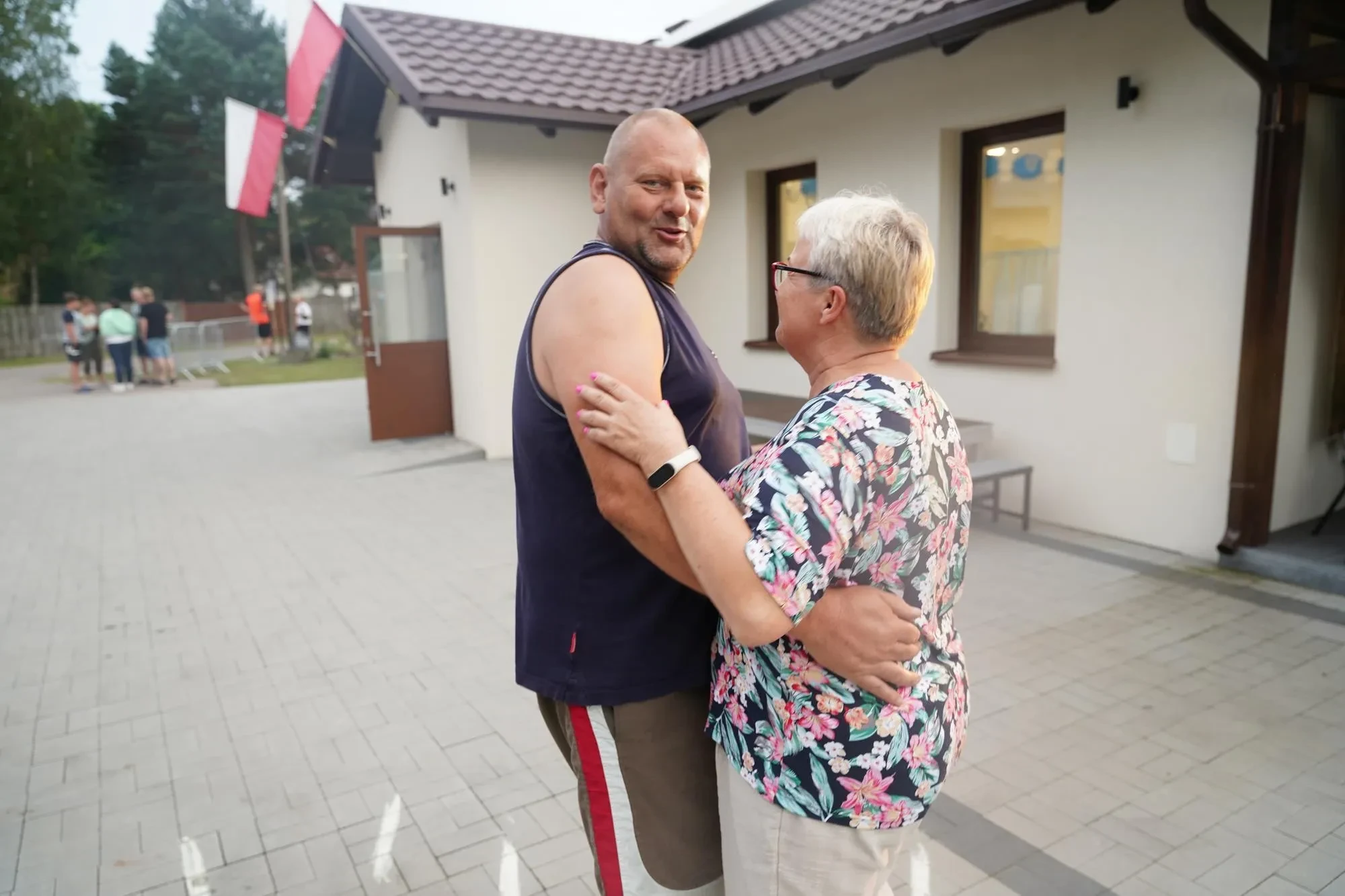 mieszkańcy na parkiecie