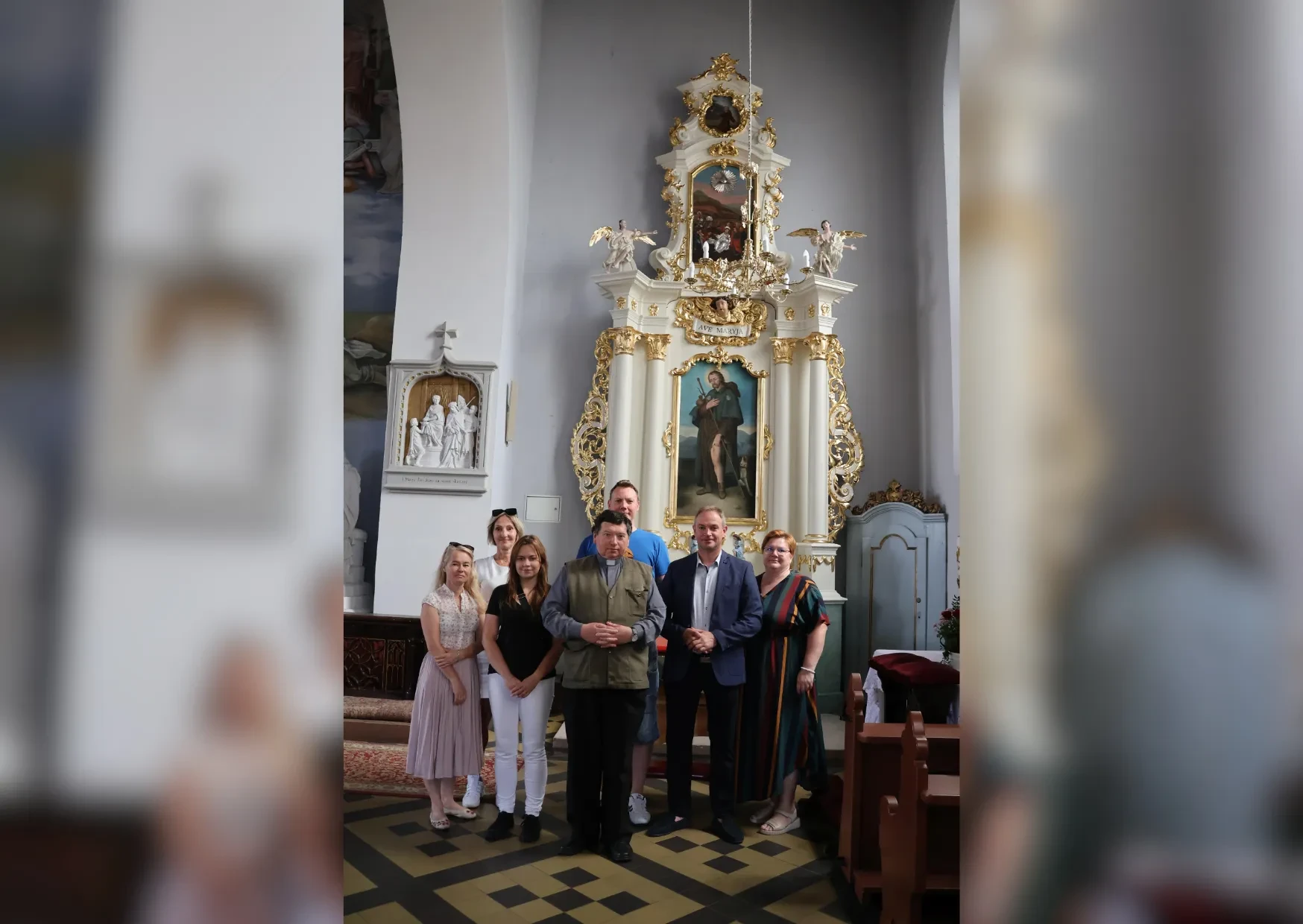 zebrani przy odnowionym ołtarzu