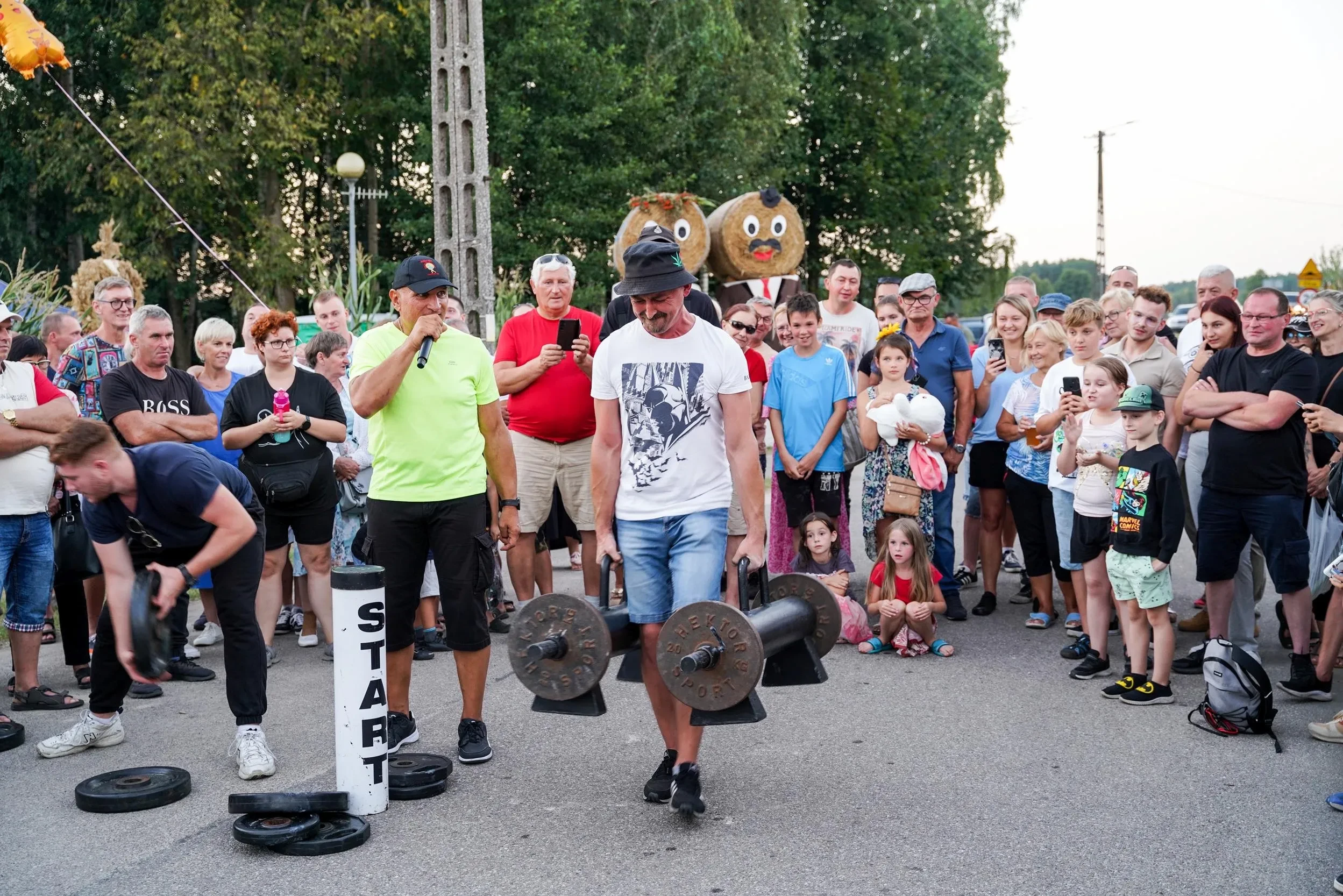 mężczyzna z ciężkimi "walizkami"