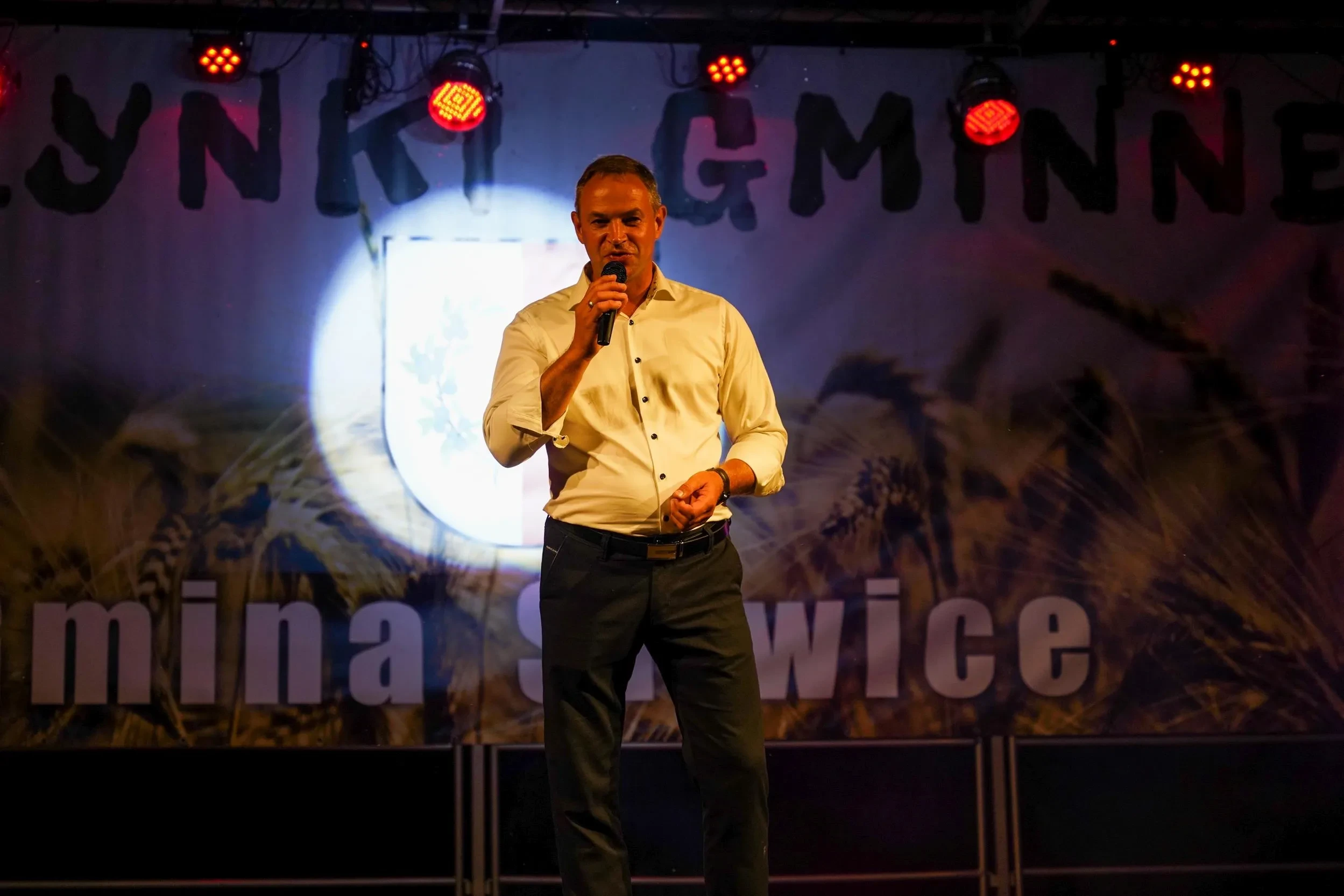 wójt przemawia na scenie
