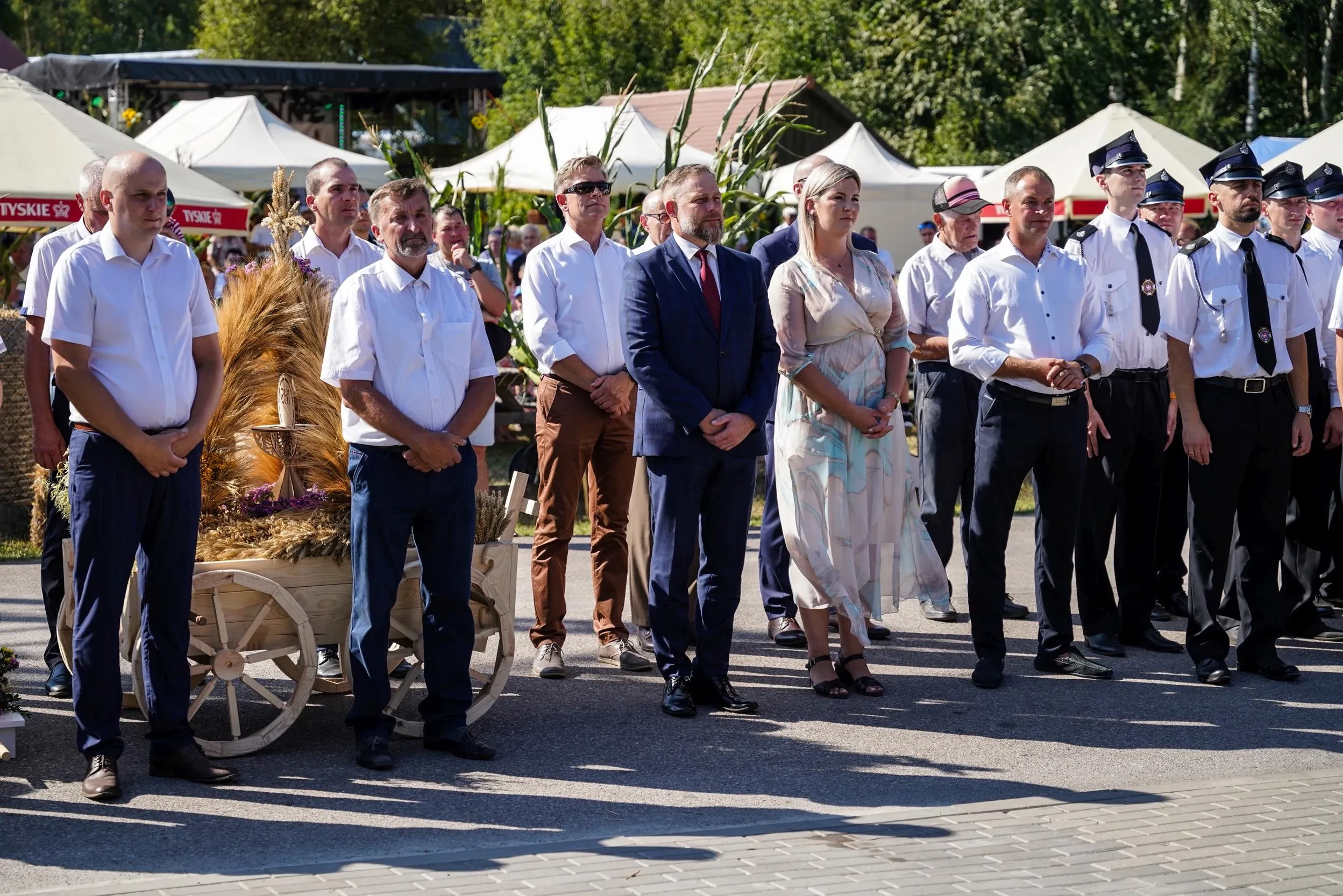 ludzie ustawieni podczas święcenia remizy