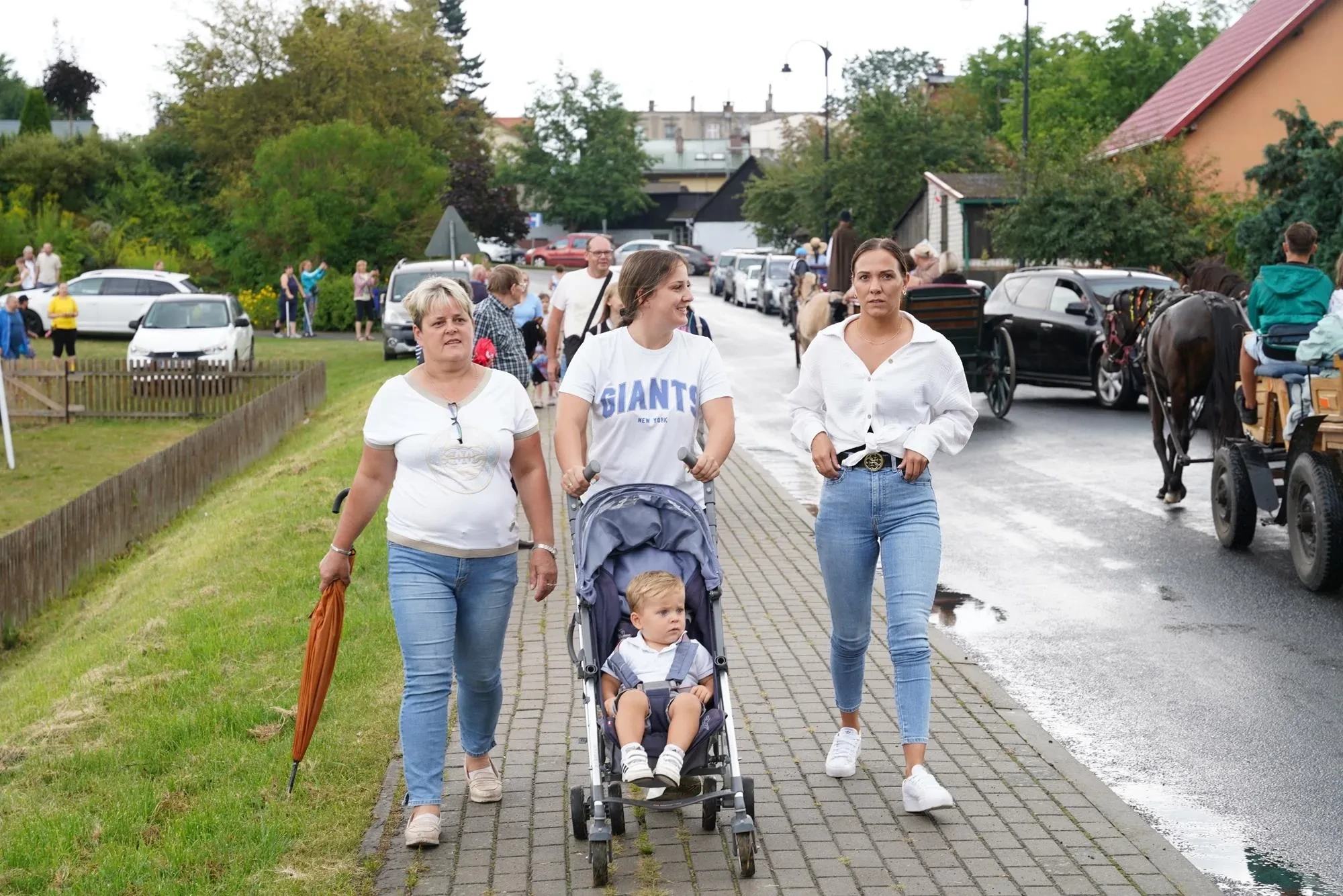 3 kobiety idą chodnikiem