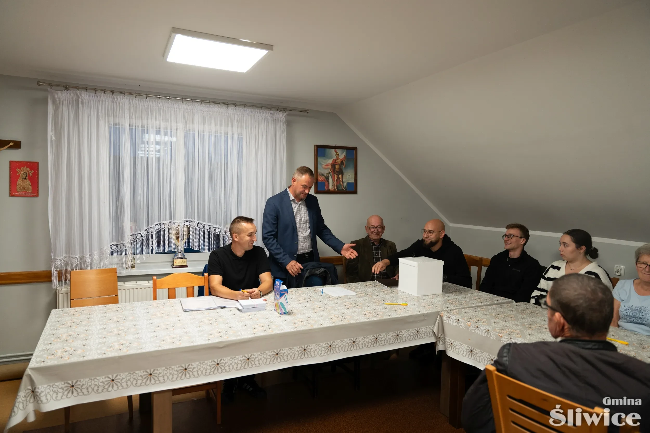 wójt sprawdza listę obecnych