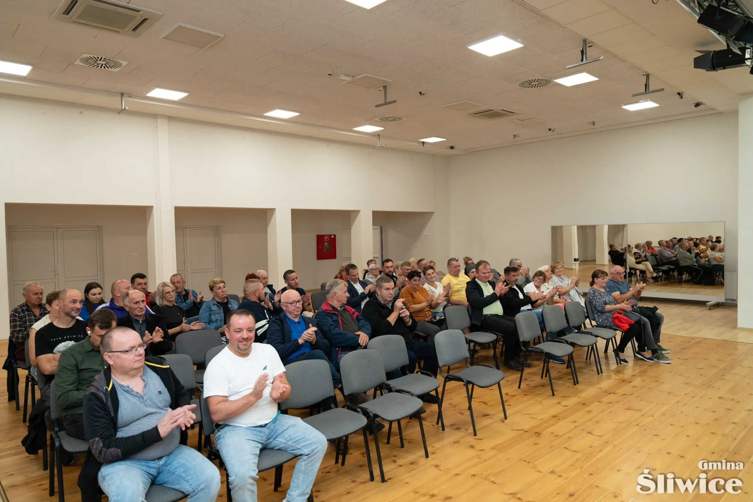 mieszkańcy biją brawa