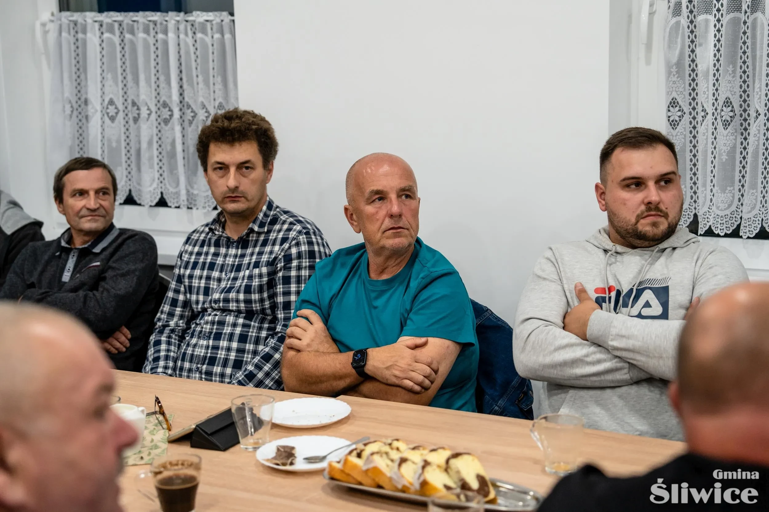 mieszkańcy patrzą się w stronę wójta