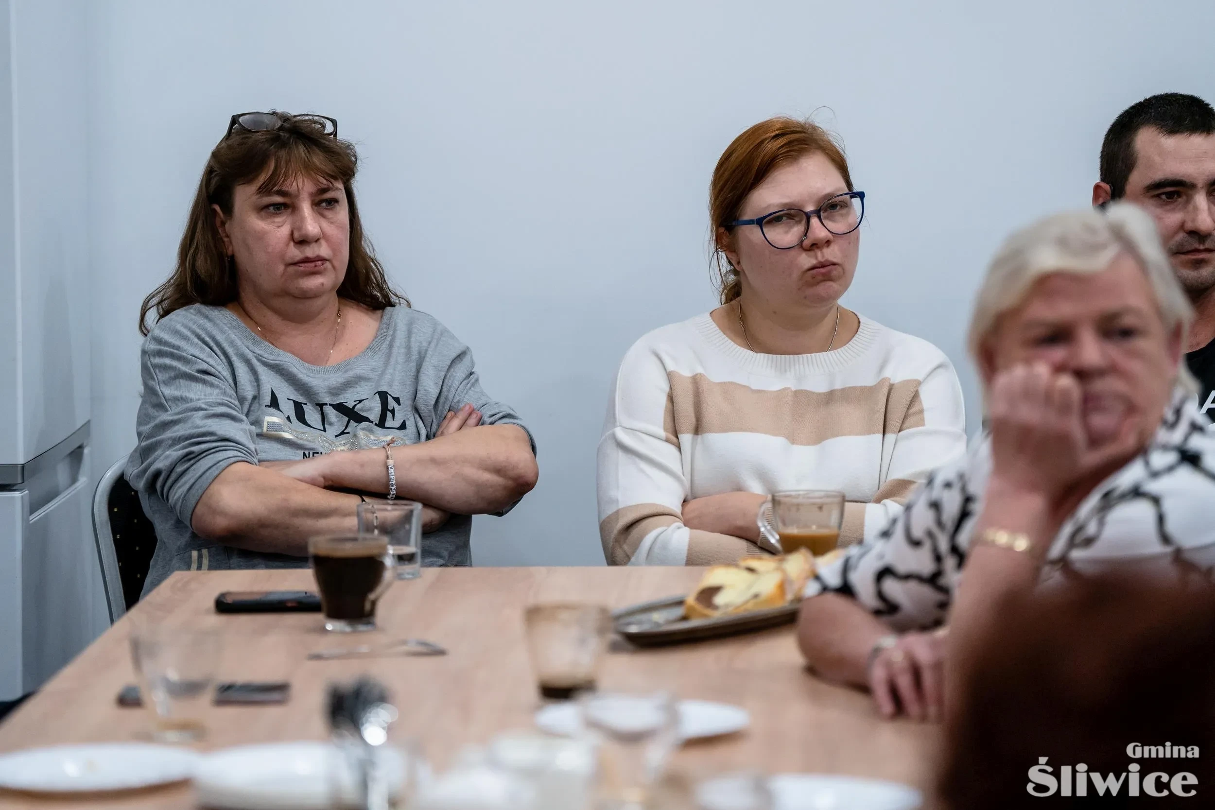 mieszkańcy pija kawę