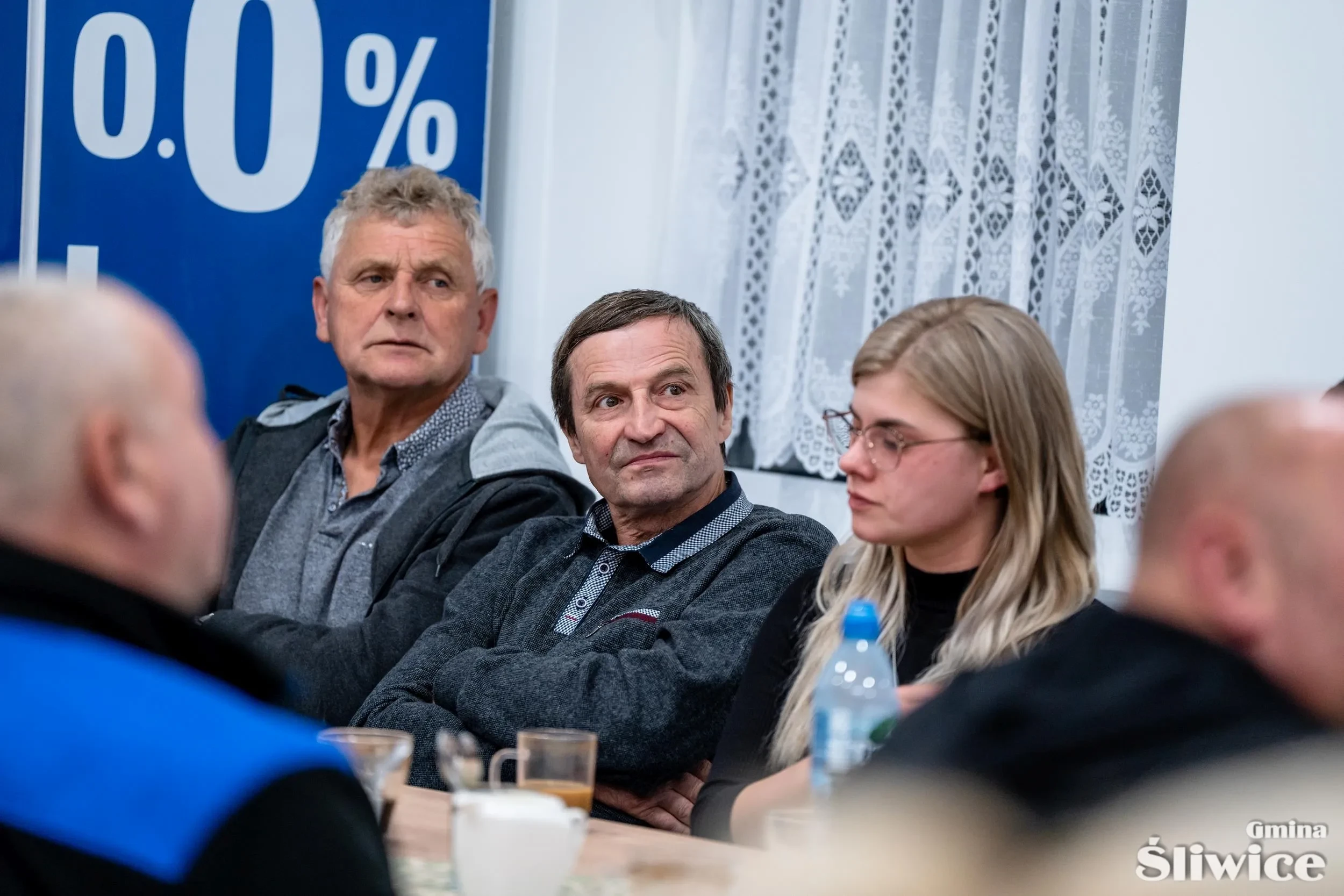 mieszkańcy przy stołach