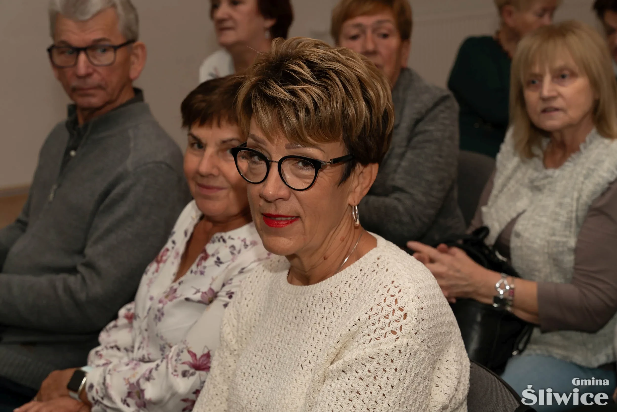 kobiety siedzą i obserwują